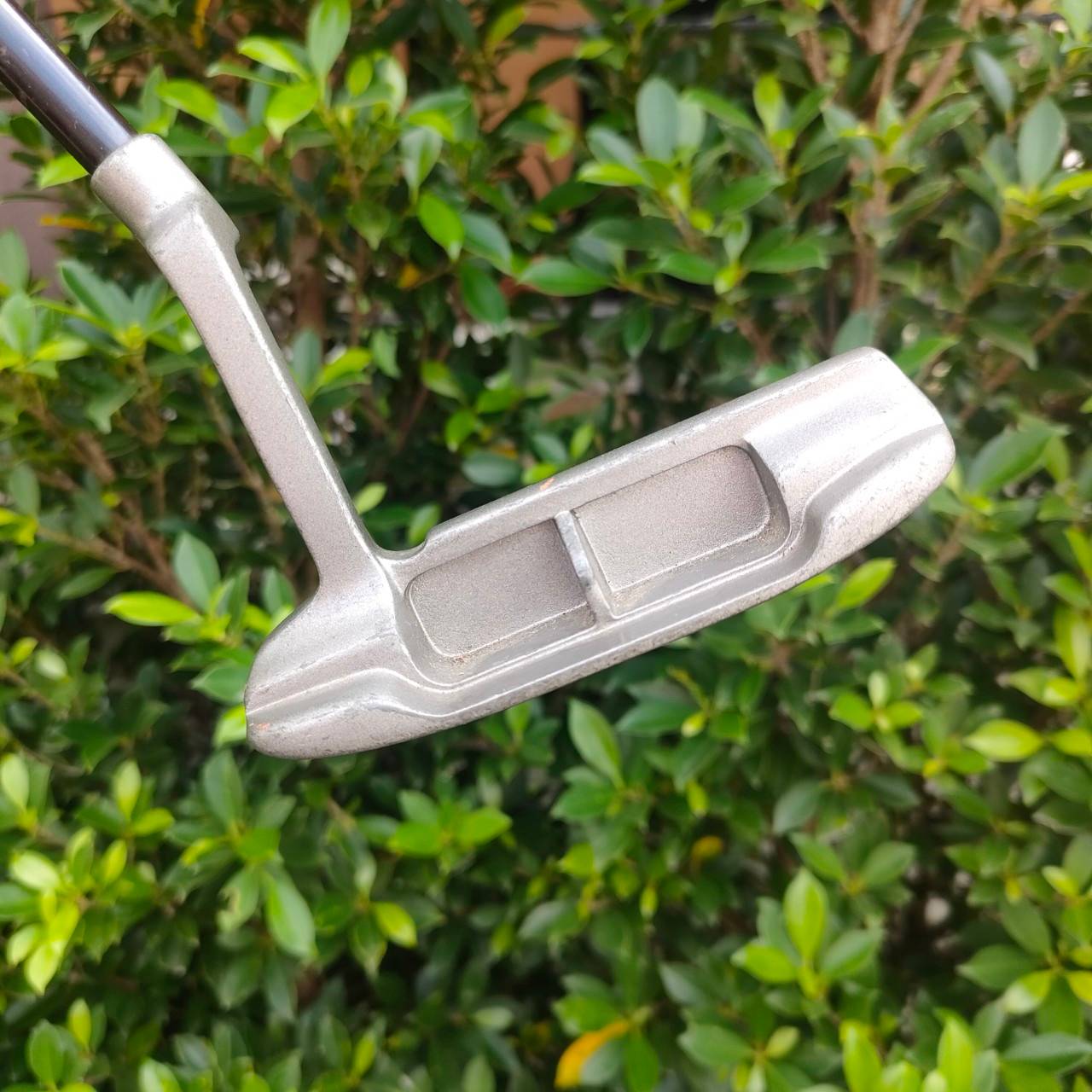 PUTTER MIZUNO ZEPHYR 9821 ก้าน TECHNOความยาวของไม้ 33 นิ้ว เป็นพัตเตอร์ก้านกราไฟต์ เหมาะสำหรับ ซีเนียร์ เด็ก หรือ สุภาพสตรี ZEPHYR เป็นพัตเตอร์พรีเมี่ยมที่สุด ของแบรนด์ MIZUNO