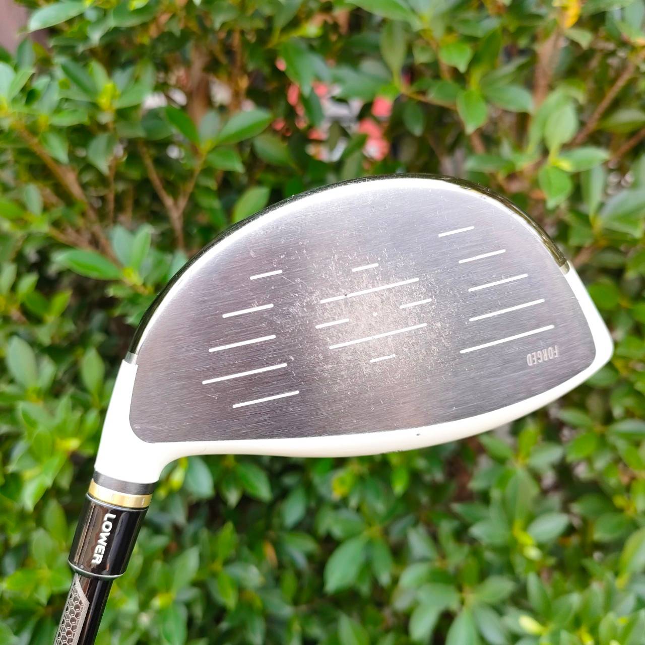DRIVER TAYLORMADE GLOIRE F เป็นตัวพรีเมี่ยมที่สุดของแบรนด์ Taylormade มีขายเฉพาะที่ญี่ปุ่น ก้านสุดพรีเมี่ยม AAA สีทอง เบามาก น้ำหนักแค่ 50 กรัม กริพ IOMIC FLEX S องศา 10 ก้านแพงมากๆ เบา ตีสบายกว่ารุ่น USA ตีไกลกว่า