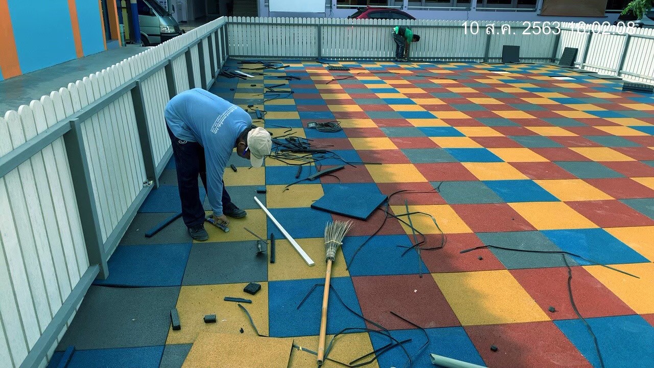 ราชวินิตประถม(บางแค)ทำเวที,ประตู,ที่นั่ง,สนามเด็กเล่น