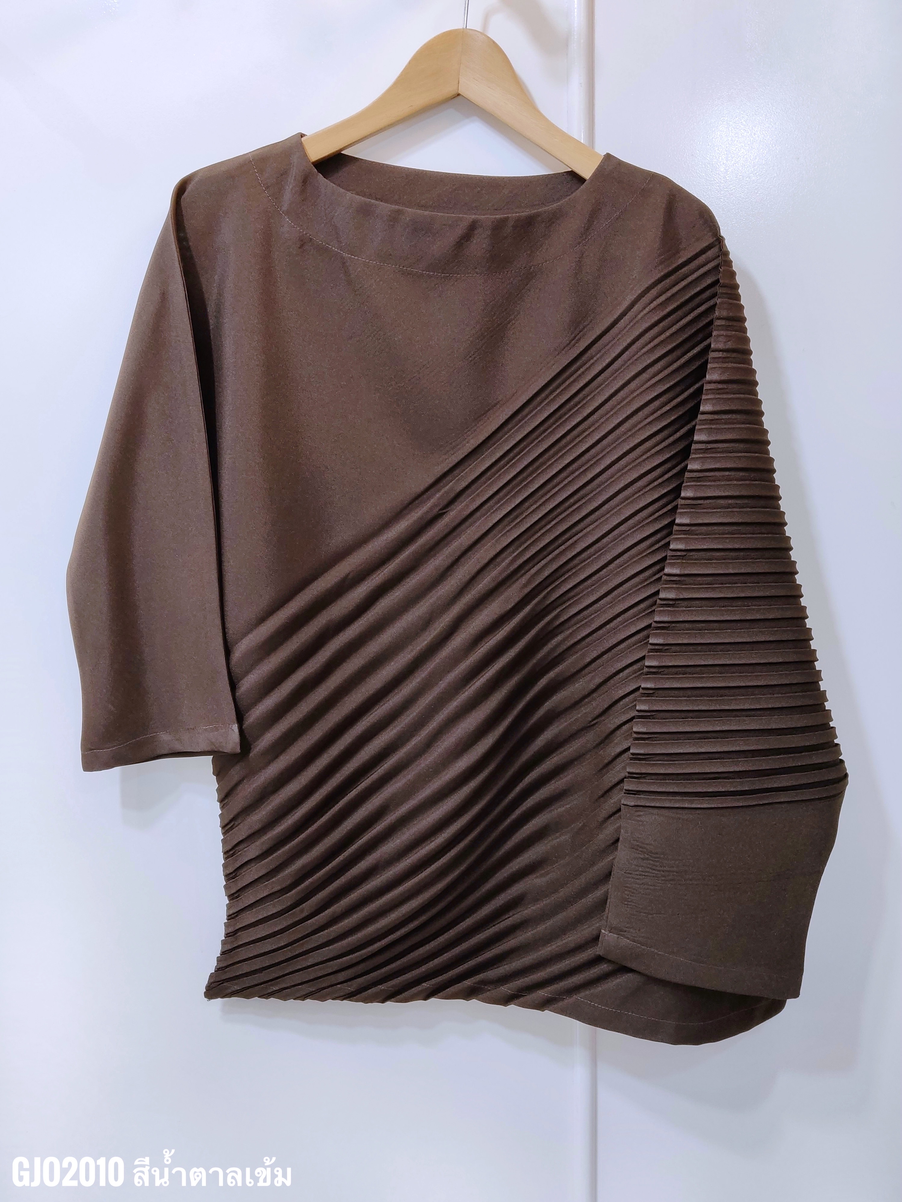 ปรับราคาลง20%!! อกไม่เกิน46 นิ้ว! 2MUAY รุ่น GJO2010 เสื้ออัดพลีทคุณภาพ CHIC DIAGONAL PLEATED TOP 6 สี FREE SIZE