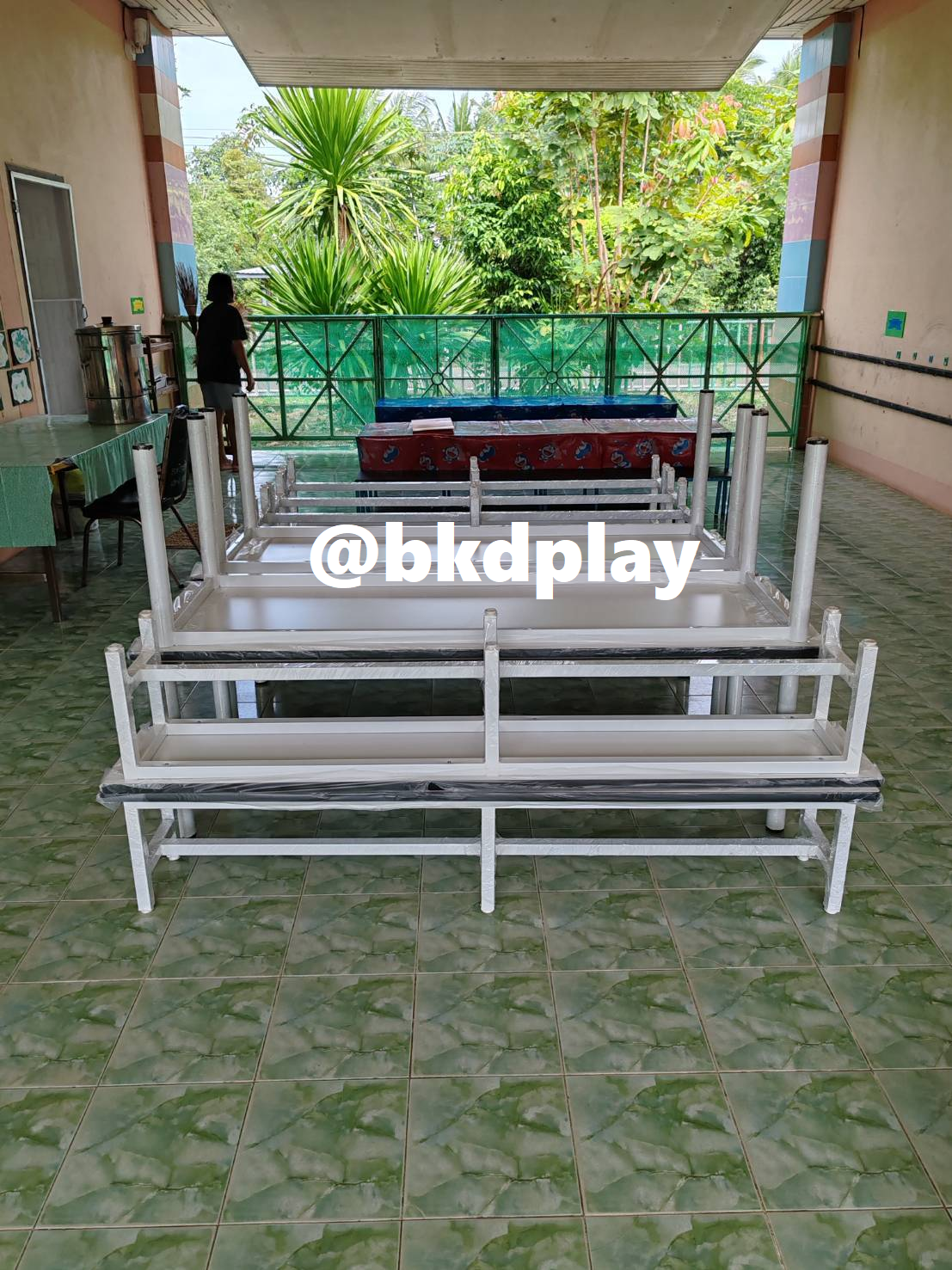 โต๊ะโรงอาหาร หน้าขาว พร้อมม้านั่งยาว2ตัว ขาเหล็กกลม2 นิ้ว หนา 1.2มิล สำหรับเด็ก -ผู้ใหญ่ โรงเรียน โรงงาน โรงพยาบาล โต๊ะโรงอาหาร สั่งผลิตได้ทุกสี