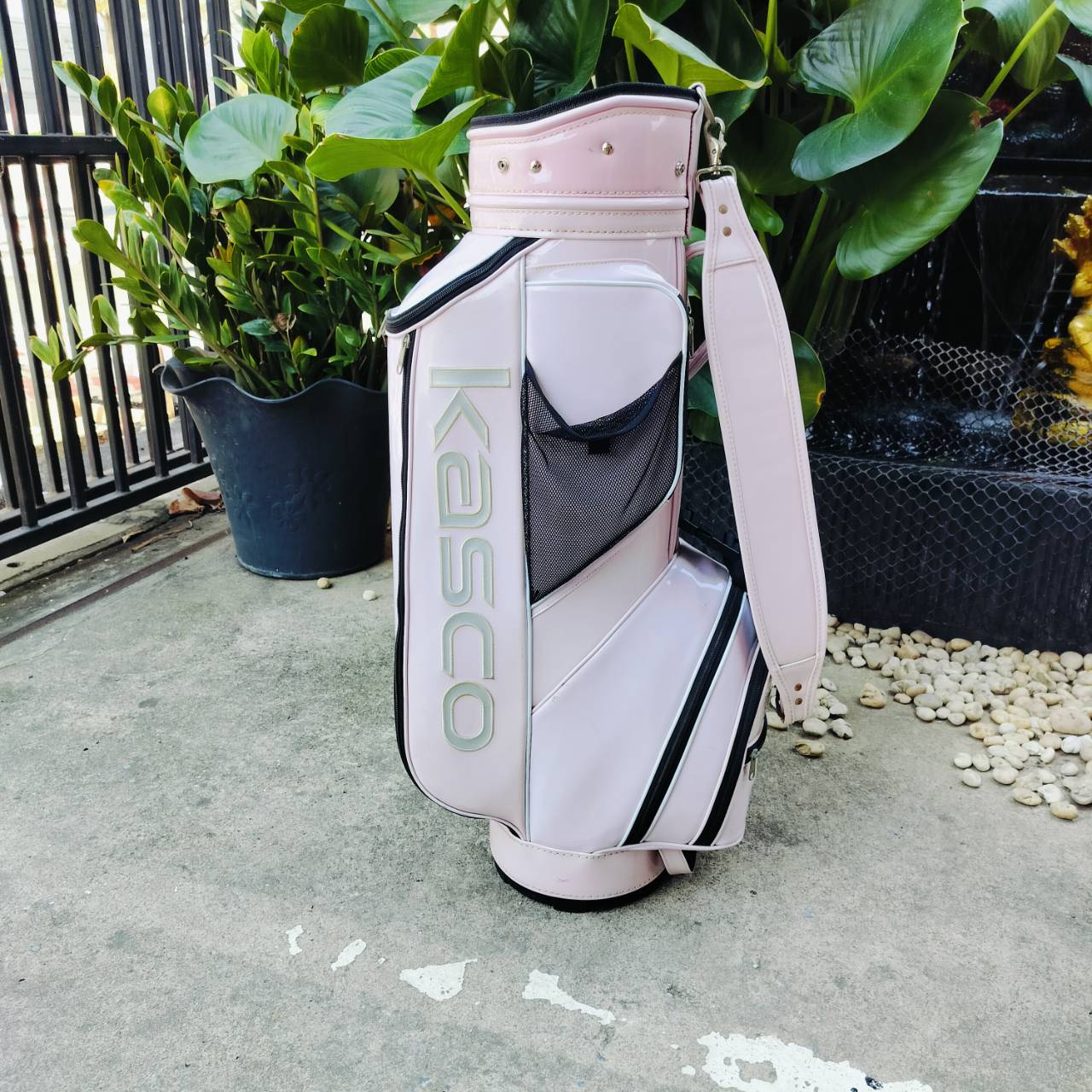 ถุงกอล์ฟ KASCO ของแท้ มือสอง หนังแก้ว สีชมพู สภาพสวย สมบูรณ์ ซิปใช้ได้ดี เป็นรุ่นนิยมของ KASCO ค่ะ