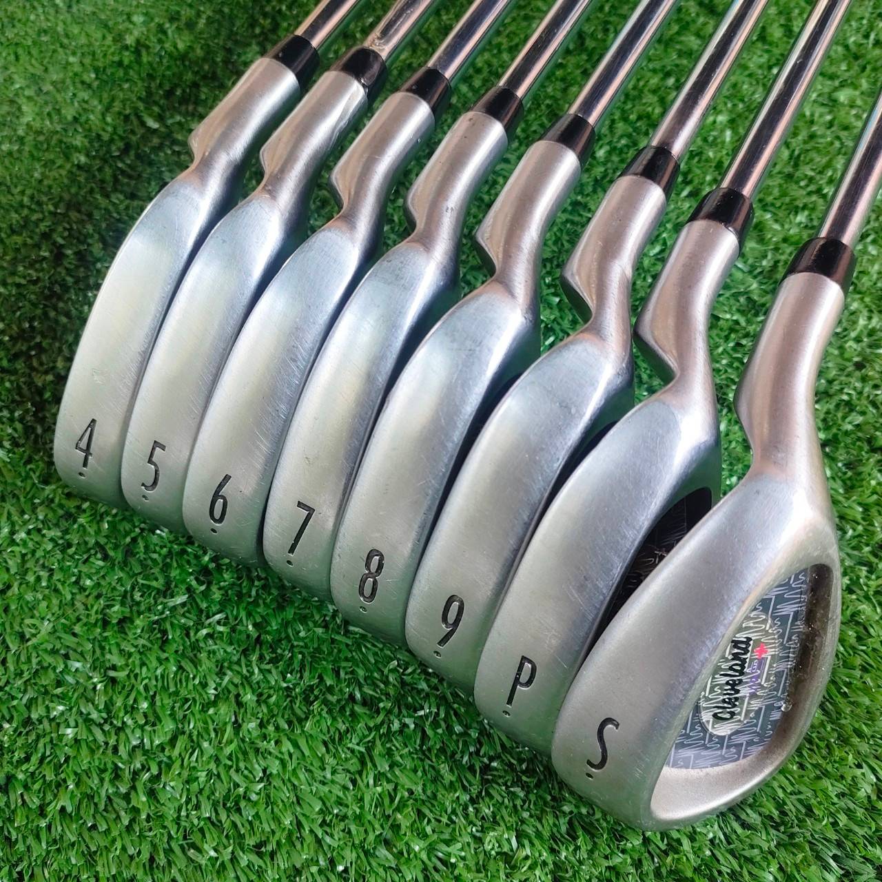 ชุดเหล็ก CLEVELAND VAS+ มีเหล็ก 4-9 เเละ PW SW ก้าน CLEVLAND FLEX MEDIUM ประมาณ FLEX SR สติ๊กเกอร์ที่ก้านครบ สวยเดิมๆทั้งชุดเลยค่ะ ไม้กอล์ฟพรีเมี่ยมมือสอง ของแท้ By NakaraLuxurious