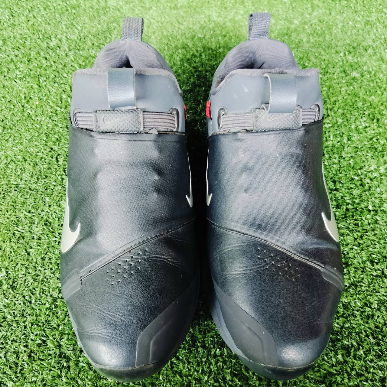 รองเท้ากอล์ฟ NIKE มือสอง เบอร์ 7W US ค่ะ ใส่ง่ายมาก เป็นเชือกแบบยางยืด ไม่ต้องคอยผูกเชือก ปุ่มยึดเกาะดีมาก ปรับเปลี่ยนได้ ไม้กอล์ฟพรีเมี่ยมญี่ปุ่นมือสอง By NakaraLuxurious