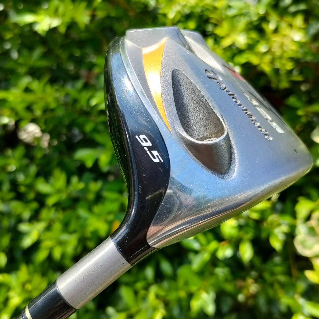 DRIVER TAYLORMADE r7 425 องศา 9.5 ก้าน RE*AX FLEX SR รุ่นนี้เอกลักษ์คือหัวไม่ใหญ่มาก ทำให้ลู่ลมได้ดีตามหลักแอโรไดนามิค ทำให้เร่งสปีดได้ต็มที่มากๆ และ หน้าสัมผัส ยังหว้างใกญ่ตีง่ายเหมือนเดิม ไขปรับได้ถึง 4 จุด