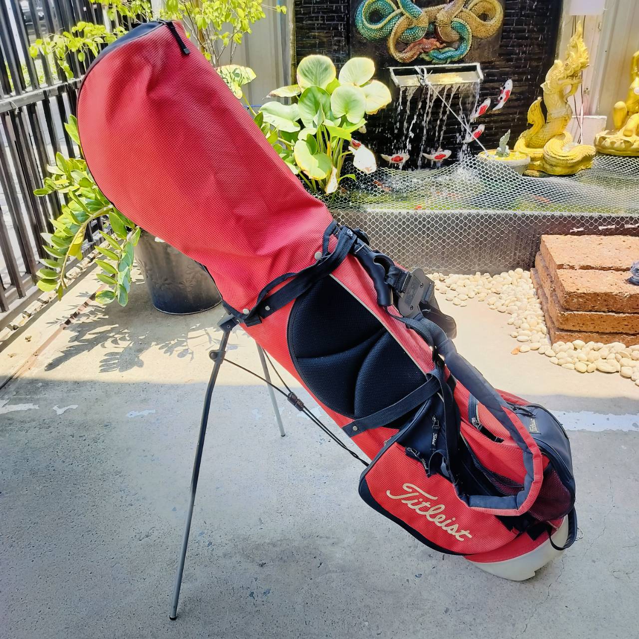 ถุงกอล์ฟ Titleist ขาตั้ง มือสองสภาพสมบูรณ์ ขาตั้งแข็งแรง มีสีซีดเล็กน้อย นอกนั้นสมบูรณ์ ซิปดีมาก มีสายสะพายแบบเป้อย่างดี กันน้ำ