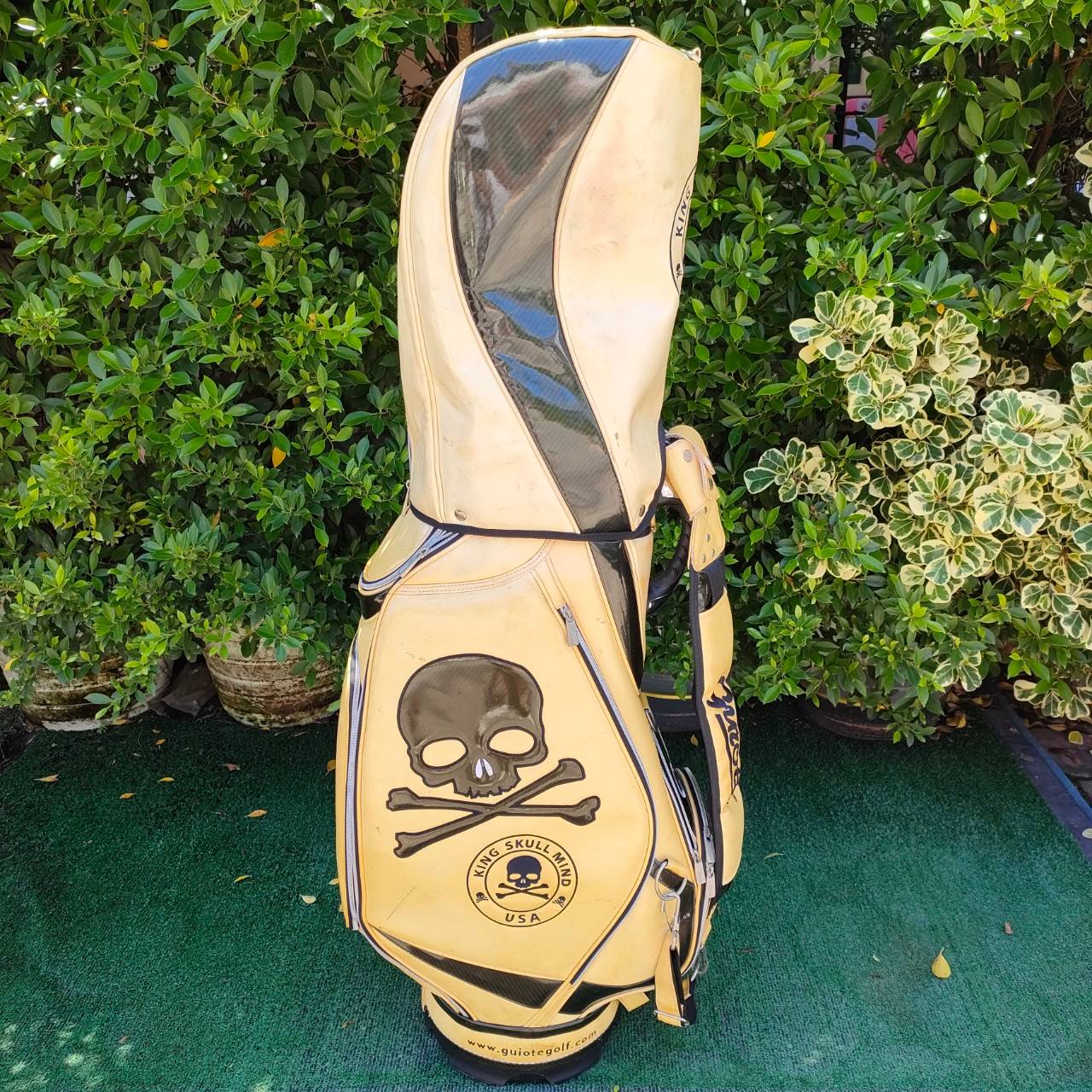 ถุงกอล์ฟ Guiote Golf มือสอง KING SKULL MIND USA ของใหม่ ราคาหมื่นกว่าๆเลย!! มีร่องลอยการใช้ทั่วไป สภาพพร้อมใช้ มือสอง ของแท้ BY NakaraLuxurious