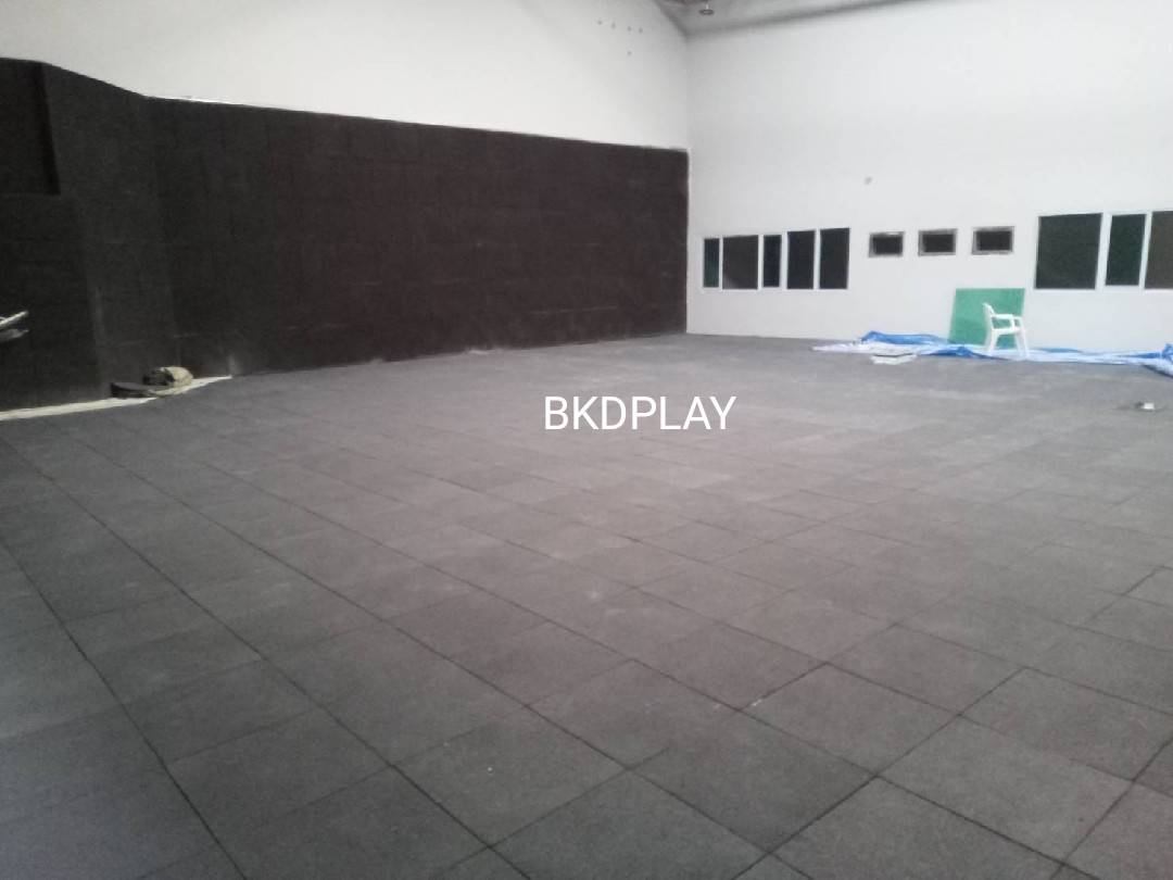 แผ่นยาง EPDM ราคาต่อ1ตร.ม. 4แผ่น แผ่นยางสังเคราะห์ ,แผ่นปูกันกระแทก,แผ่นปูพื้นสนามเด็กเล่น, พื้นยางEPDM ,ปูสนามเด็กเล่น,สนามกีฬา ห้องฟิตเนส พร้อมส่ง ราคาโรงงาน มีสีดำ เทา น้ำเงิน เหลือง แดง เขียว