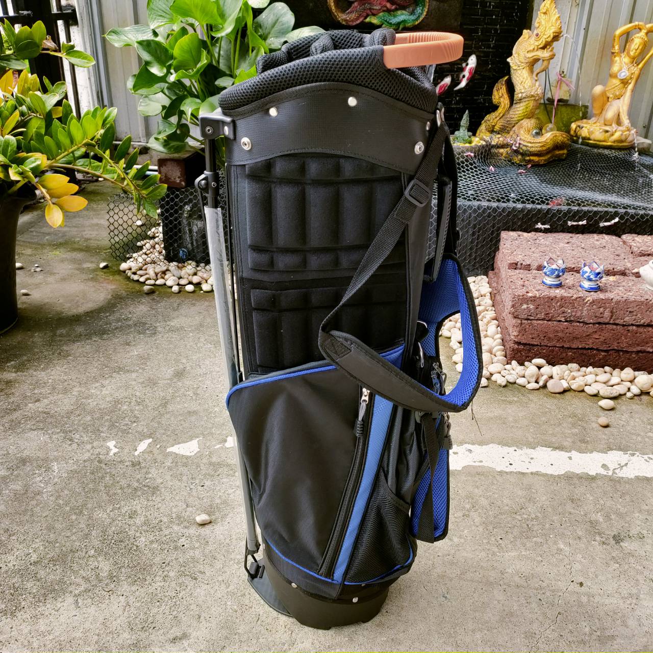 ถุงกอล์ฟขาตั้ง AEROTHAI สภาพสวยมากแทบไม่ได้ใช้ ขาตั้งแข็งแรงมาก พร้อมเป้สะพาย ถุงกอล์ฟมือสอง