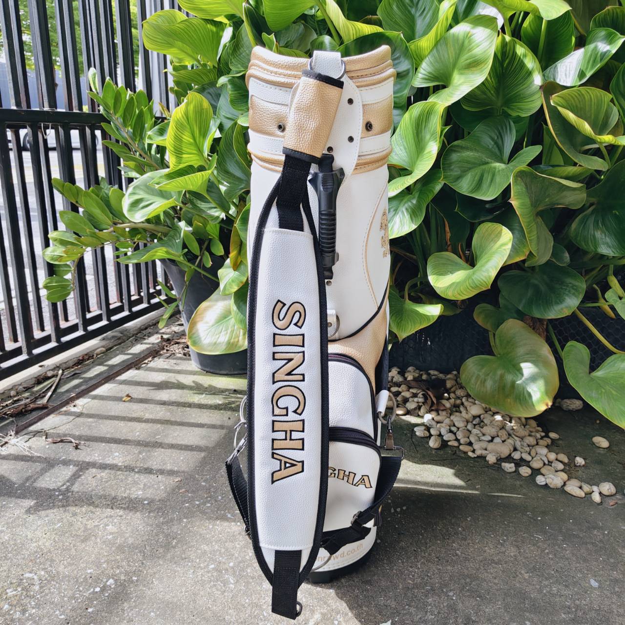 ถุงกอล์ฟ สิงห์ มือสองของแท้ เป็นถุง TOUR รุ่นนี้ สีขาวสวยมาก