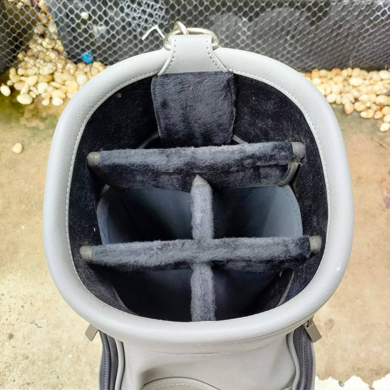 ถุงกอล์ฟ GENESIS มือสอง **COVER มีลอยขาด** ถุงกอล์ฟสภาพดีมากเดิมๆ ภายในบุกำมะหยี่อย่างดี ไม้กอล์ฟพรีเมี่ยมมือสอง ของแท้ By NakaraLuxurious