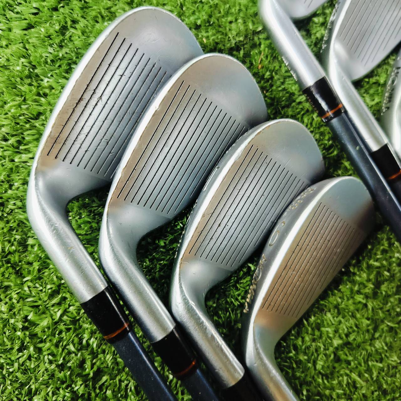 ชุดเหล็ก HONMA Twin Marks Feather & Feather ในตำนาน มีสองเหรียญที่เป็นเอกลักษณ์ เป็นซีรี่พรีเมี่ยมของ HONMA ก้าน DORIC TITANIUM *1 ดาว* ไม้กอล์ฟพรีเมี่ยมญี่ปุ่นมือสอง ของแท้ By NakaraLuxurious