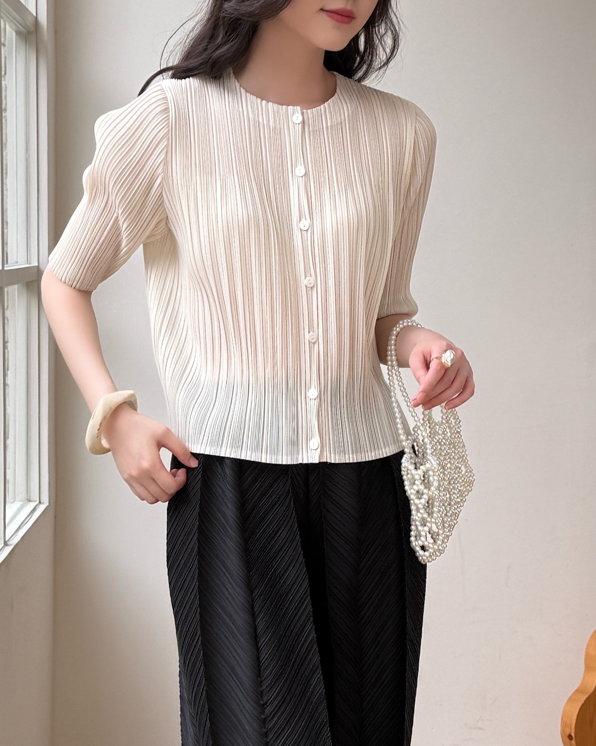 2MUAY รุ่น GJO11307 เสื้ออัดพลีท ROUND NECK BUTTON FRONT PLEATED TOP