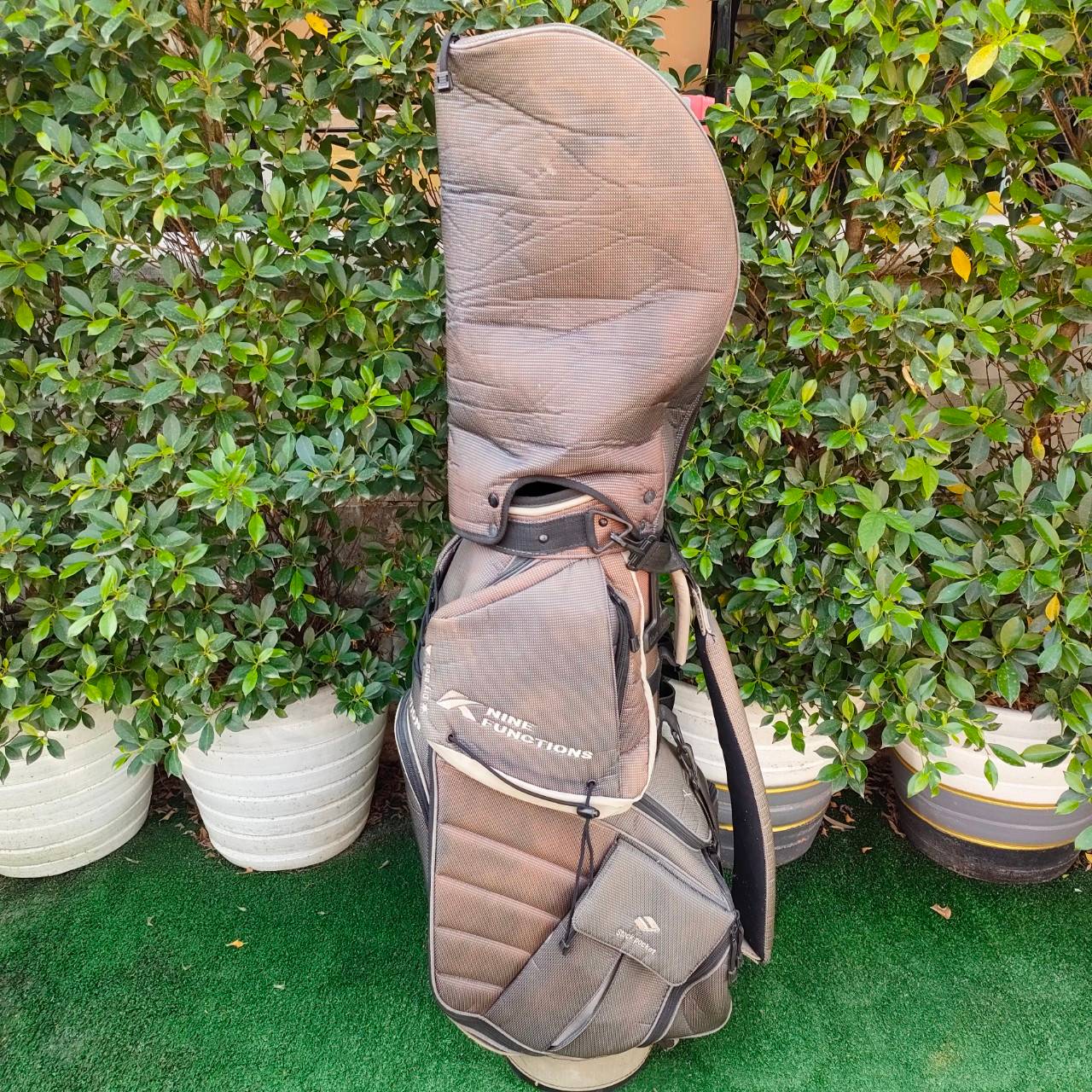 ถุงกอล์ฟ KASCO NINE FUNCTIONS มือสอง สภาพสีมีซีดบ้าง แต่วัสดุทุกอย่างใช้ได้ดีครับ