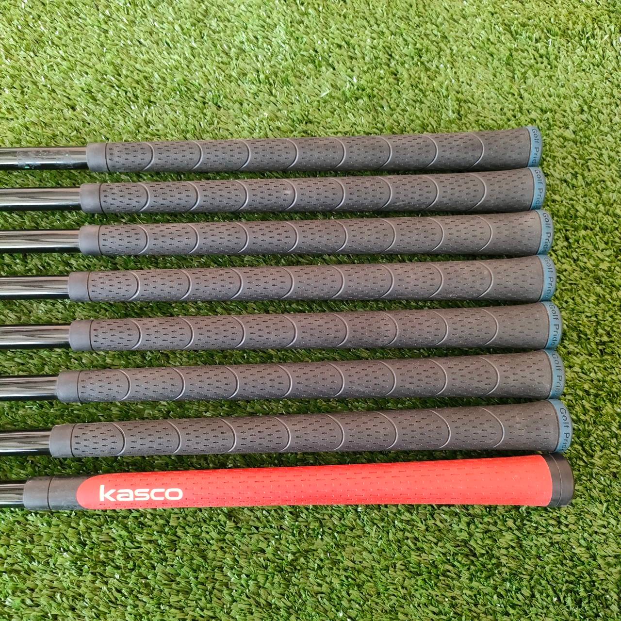 ชุดเหล็ก KASCO ROYAL SUPER HYTEN มีเหล็ก 5-9 เเละ PW AW SW ก้าน KASCO KR ROYAL FLEX R เป็นรุ่นระดับ HI-END สูงสุด หายากมาก ที่ญี่ปุ่นมือสอง ราคายังไป 3 หมื่นกว่าครับ ท่านที่ชอบขุดเหล็กหรูหรา และยัง ช่วยในการตี ตีวงแบบสบายๆ ก็ง่าย ได้ระยะ มากๆ เลยครับ เป็น