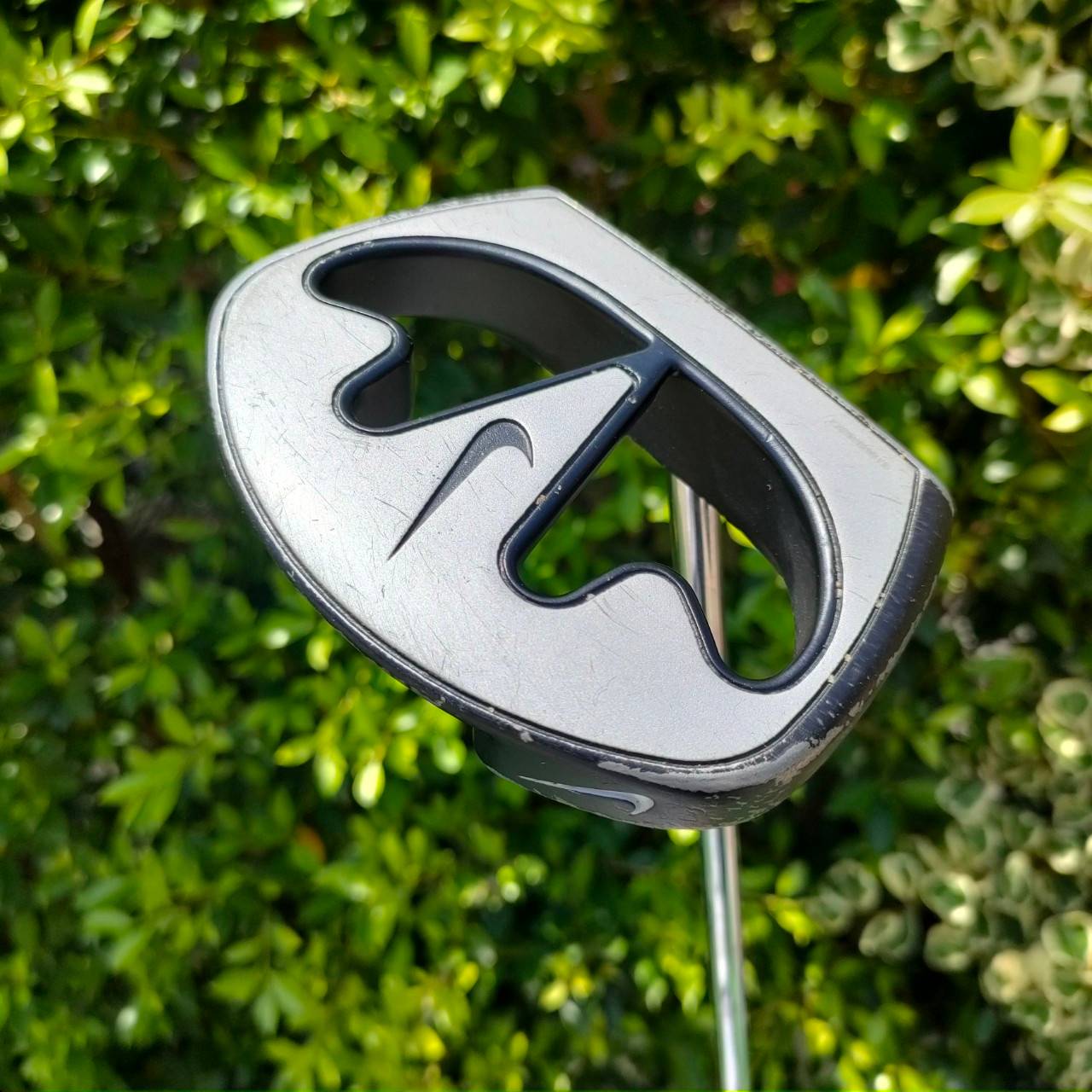 PUTTER NIKE OZ ความยาว 34 นิ้ว ก้านแบบ CENTER ทำให้สวิงง่าย แม่นยำมาก ชดเชยความผิดพลาดได้สูงวุด เล็งง่าย หน้าอินเซิร์ทตัวนี้ ยังทำให้เกาะไลน์แบสุดๆอีกด้วย