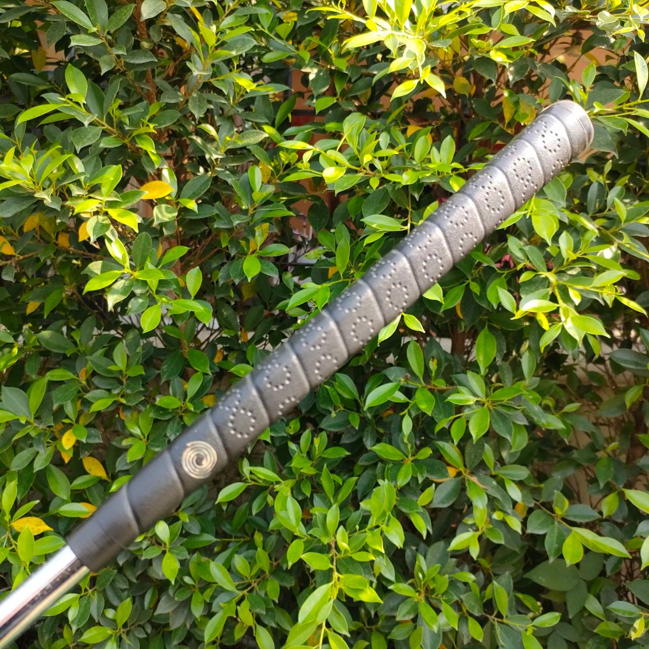 PUTTER ODYSSEY DUAL FORCH ROSSIE II ความยาว 33 นิ้ว รุ่นนี้คนตามหากันเยอะมากๆ เพราะว่าหน้าสัมผัสดีมาก หน้าอินเซิร์ทนุ่ม และยิงเลเซอร์หน้าไม้ ให้เป็น MILLED เกาะไลน์สุดๆ ( รุ่นหน้าดำ ) และรูปทรงครึ่งวงกลม กระจายน้ำหนัก ชดเชยความผิดพลาดได้สูงสุดครับ!!!