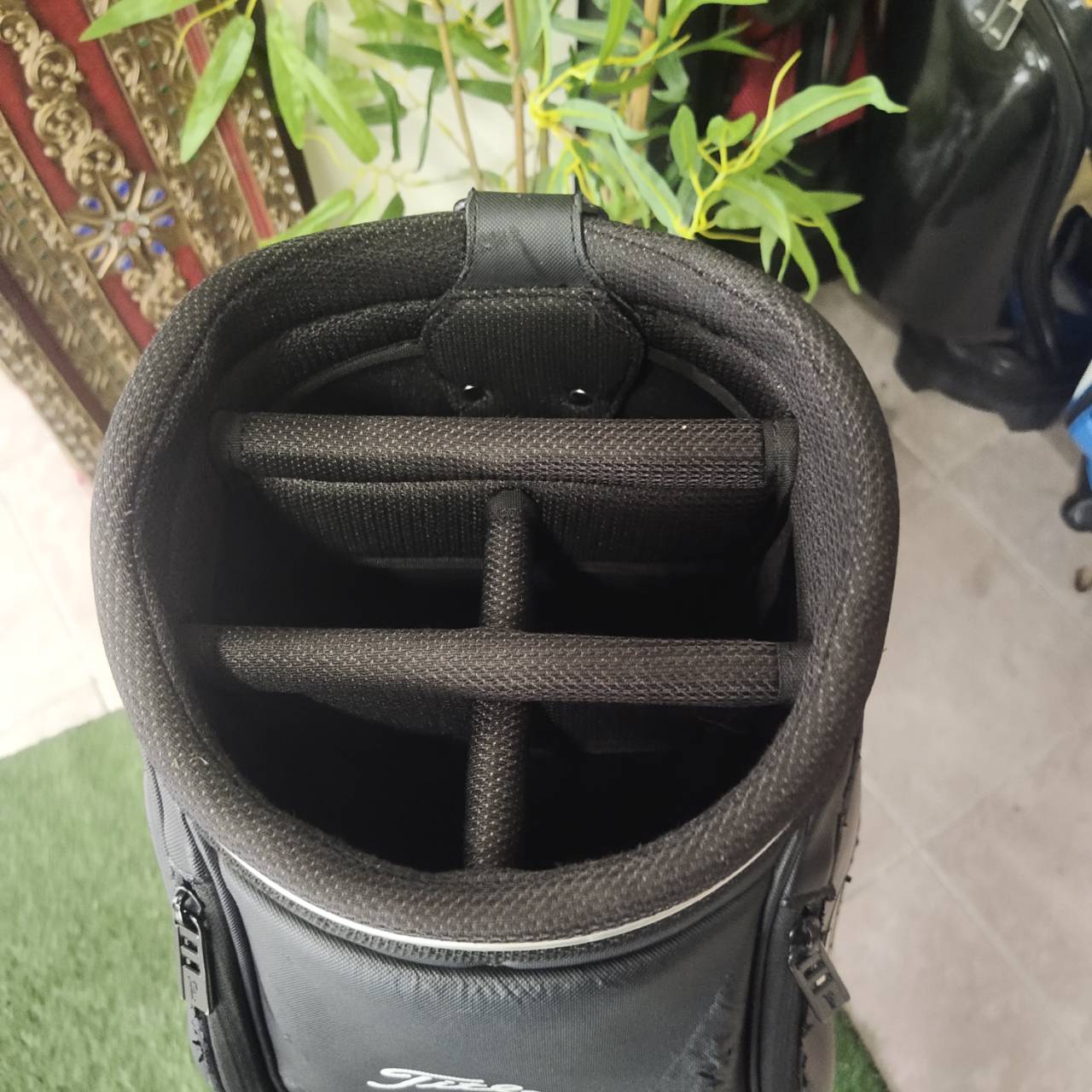 ถุงกอล์ฟ titleist มือสองของแท้!!! ** มีตำหนิ มีลอยลอกตามรูป ** โดยรวมสภาพดี ใช้งานได้ครบ ซิปใช้ได้ดีทุกจุด