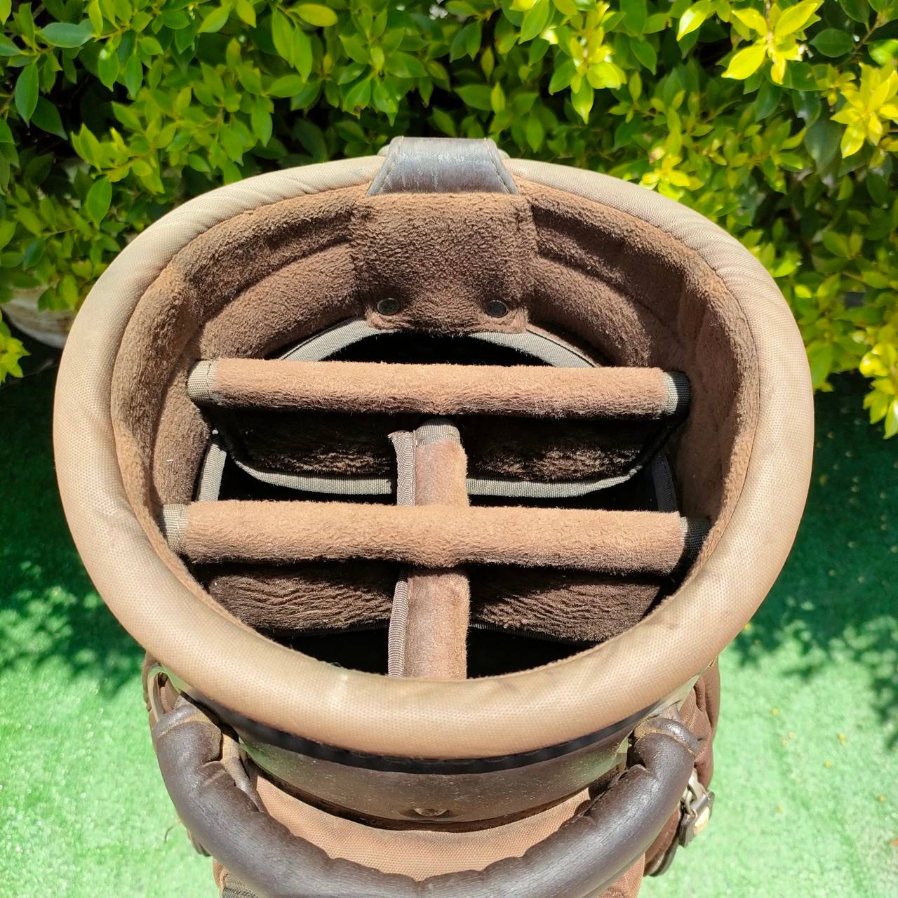 ถุงกอล์ฟ CALLAWAY มือสอง ของแท้ **มีตำหนิ** COVER ขาด และไม่มีสายสะพายค่ะ ภายในบุกำมะหยี่อย่างดี ไม้กอล์ฟมือสอง ของแท้ BY NakaraLuxurious