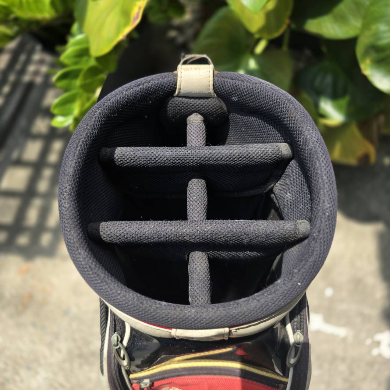 ถุงกอล์ฟ Taylormade TOUR ** มีลอยลอก ตามจุดต่างๆ ** นอกจากนั้นใช้งานได้ตามปกติเลยค่ะ