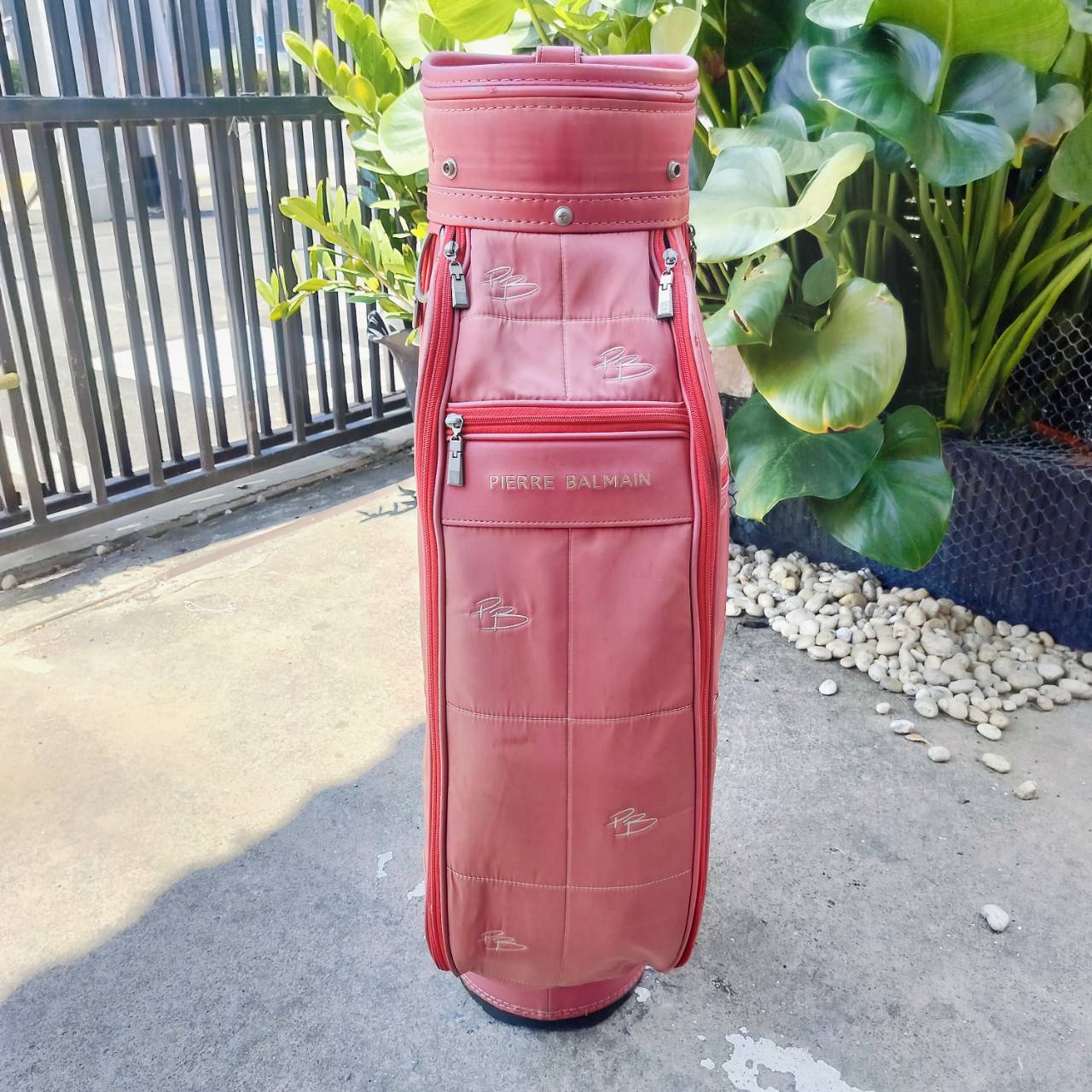 ถุงกอล์ฟ Pierre Balmain ( ปิแอร์ บัลแมง ) แบรนด์แฟชั่นระดับโลก จากฝรั่งเศษ PARIS ราคามือหนึ่งแพงมากๆ ถุงนี้มือสองค่ะ ลดหนักมาก!!!