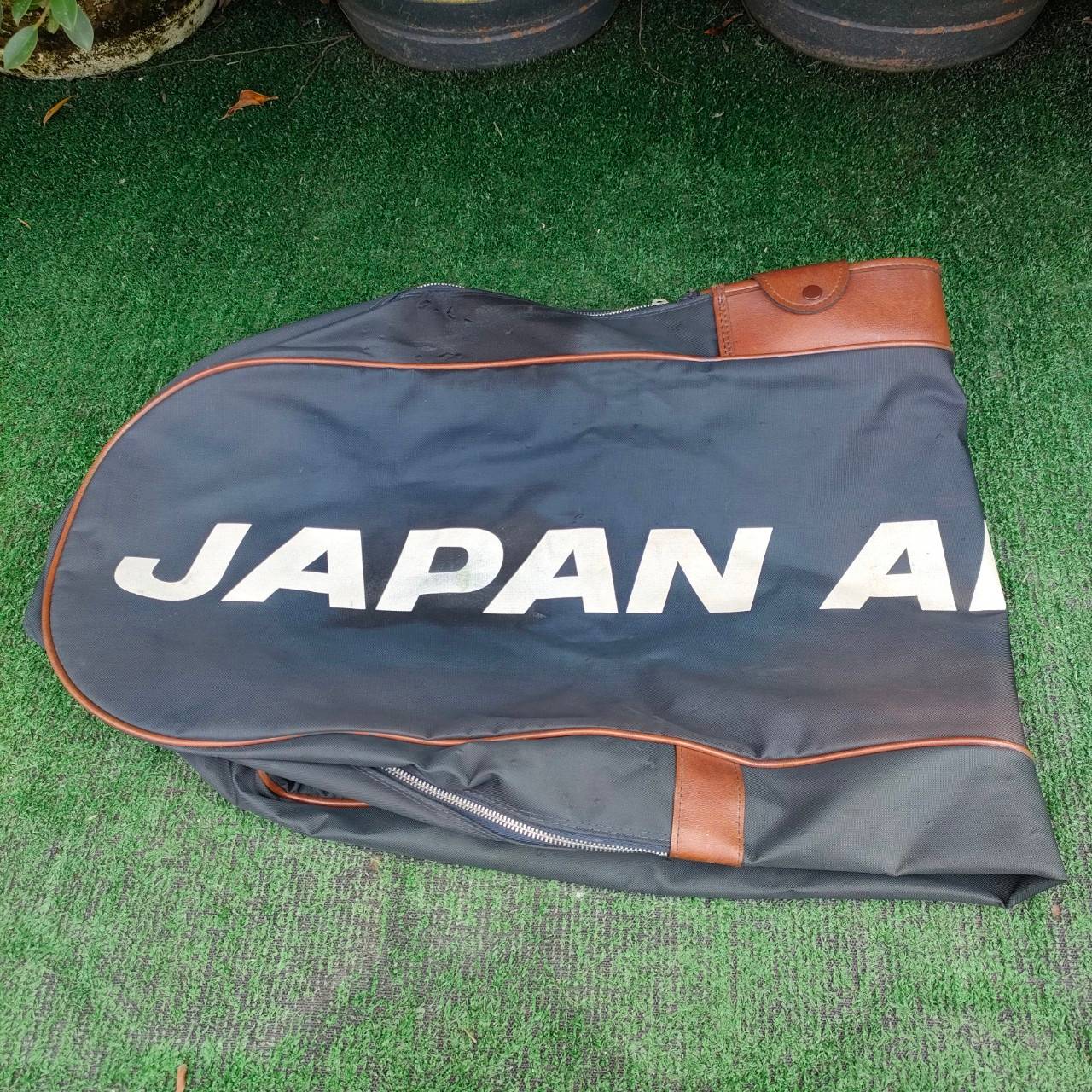 ถุงคลุมถุงกอล์ฟขึ้นเครื่องบิน JAPAN AIR LINES มือสอง **มีสีซีดเล็กน้อย** มีขลิปหนังแท้ สวยๆๆ สไตล์วินเทจๆ!! ไม้กอล์ฟมือสอง ของแท้ BY NakaraLuxurious