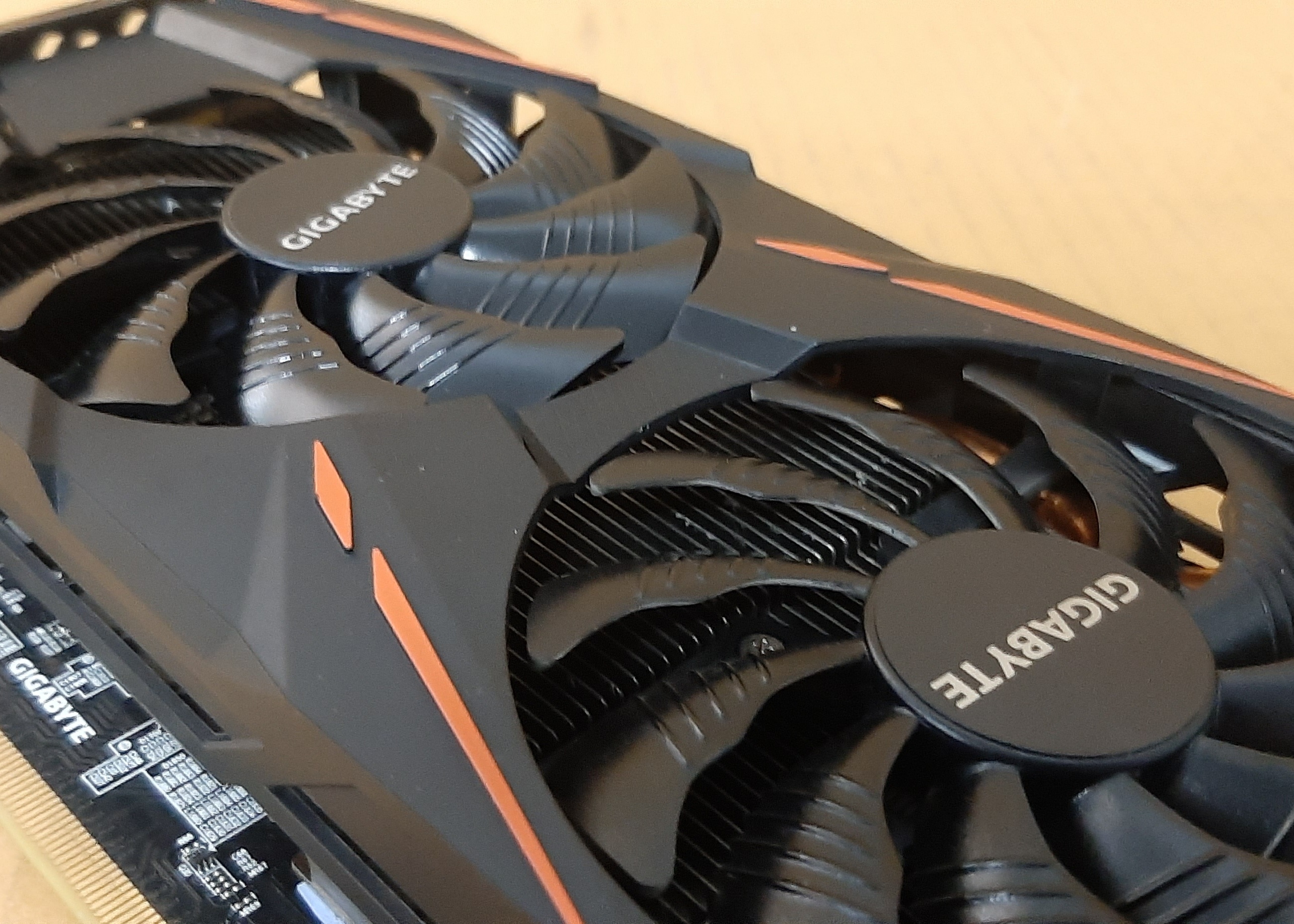 การ์ดจอมือสอง ประกันร้าน 1 เดือน สภาพดี ยี่ห้อ Gigabyte รุ่น RX560 4GB DDR5