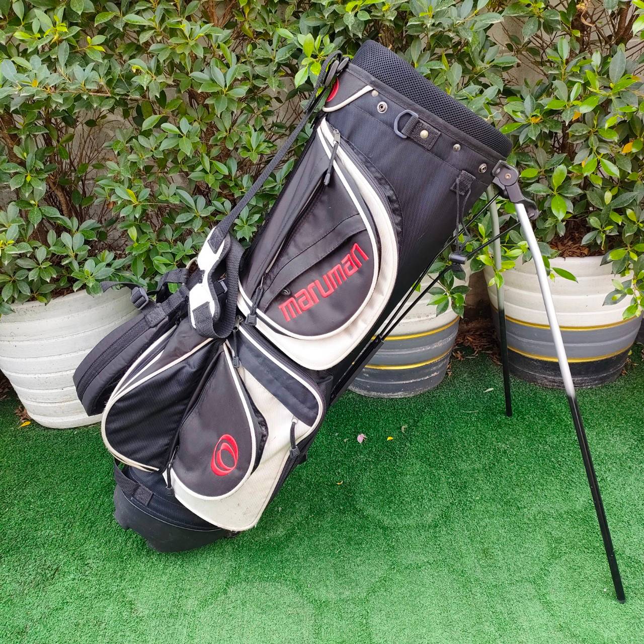 ถุงกอล์ฟ MARUMAN ขาตั้งมือสอง ** มีตำหนิ ที่ หูจับขาด มีรูปให้ชมท้ายสุดค่ะ ** ถุงสวยใช้ดี มีสายสะพาย ขาตั้งแข็งแรง