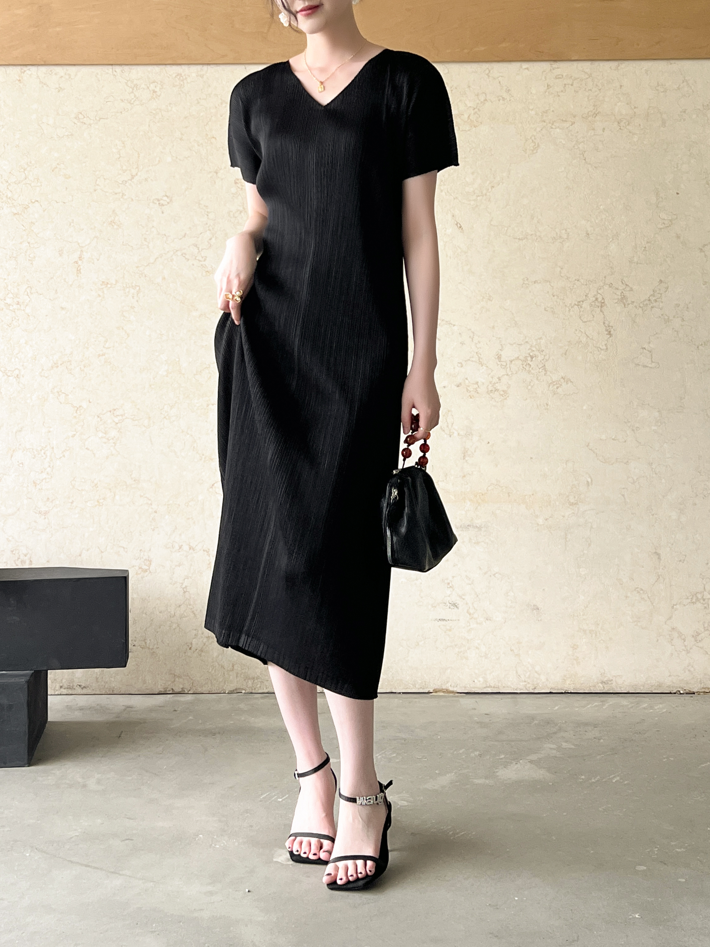 2MUAY รุ่น GJO11251 เดรสอัดพลีท V NECK PLEATED DRESS 2 สี FREE SIZE