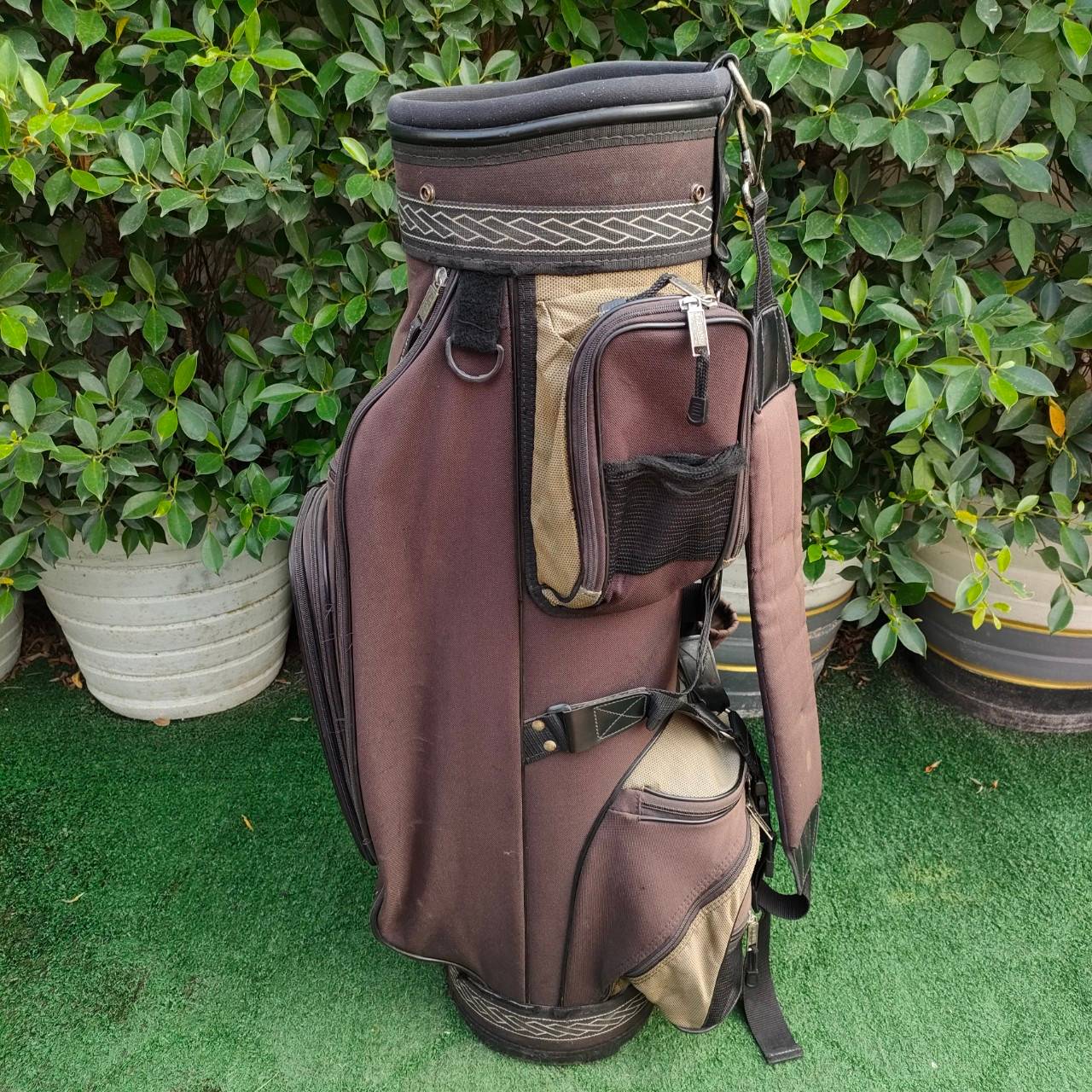 ถุงกอล์ฟ T.O.O.L.S FOR GOLF มือสอง ถุงสีซีดนะครับ ดูโทรม แต่สภาพรวมใช้ได้ทุกจุด