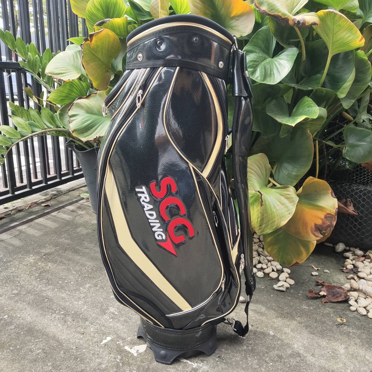 ถุงกอล์ฟ SCG มือสอง ใช้น้อยมากๆ ถุงหนังแก้ว สวยหรูหรา ดูดีมากค่ะ เป็นถุง TOUR ใบใหญ่ ใส่ของได้จุกๆ