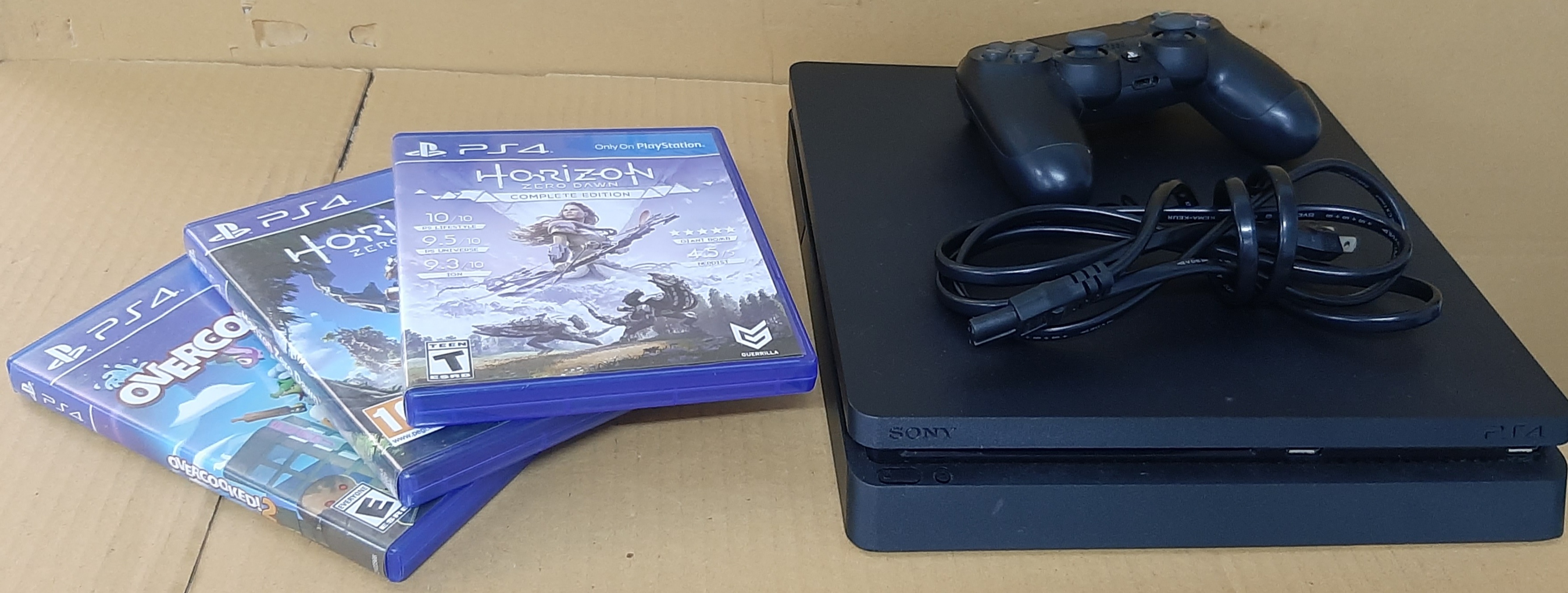 PlayStation 4 Slim ประกันร้าน สภาพดี มีแผ่นเกม 3 แผ่น พร้อมจอยส์
