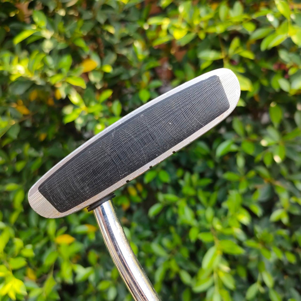 PUTTER ODYSSEY DUAL FORCE ROSSIE II ความยาว 35 นิ้ว ก้าน ODYSSEY DUAL FORCE รุ่นนี้หน้าดำ และยังหน้า Milled ทำให้เกาะไลน์แบบสุดๆเลยครับ