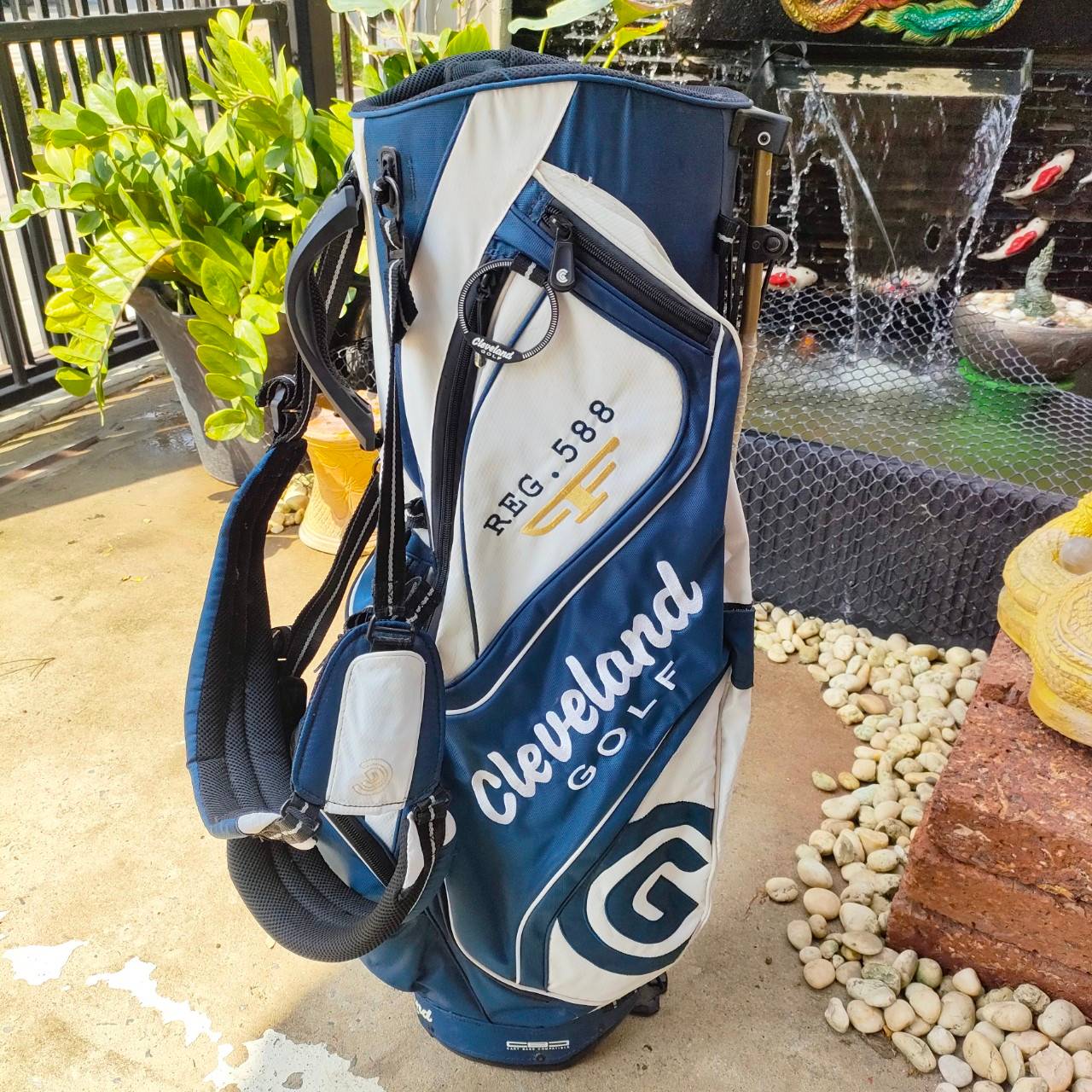 COVER หาย มี COVER แทนให้ ถุงกอล์ฟ CLEVELAND GOLF มือสอง เป็นถุงขาตั้ง ถุงสวยมากๆ สภาพงาม ที่ขาตั้งยังไม่ได้แกะพลาสติกเลย เป็นถุงรุ่น RTG 588 สุดเท่ ห้ามพลาด ของใหม่ราคาแพงมากๆ ไม้กอล์ฟพรีเมี่ยมมือสอง By NakaraLuxurious