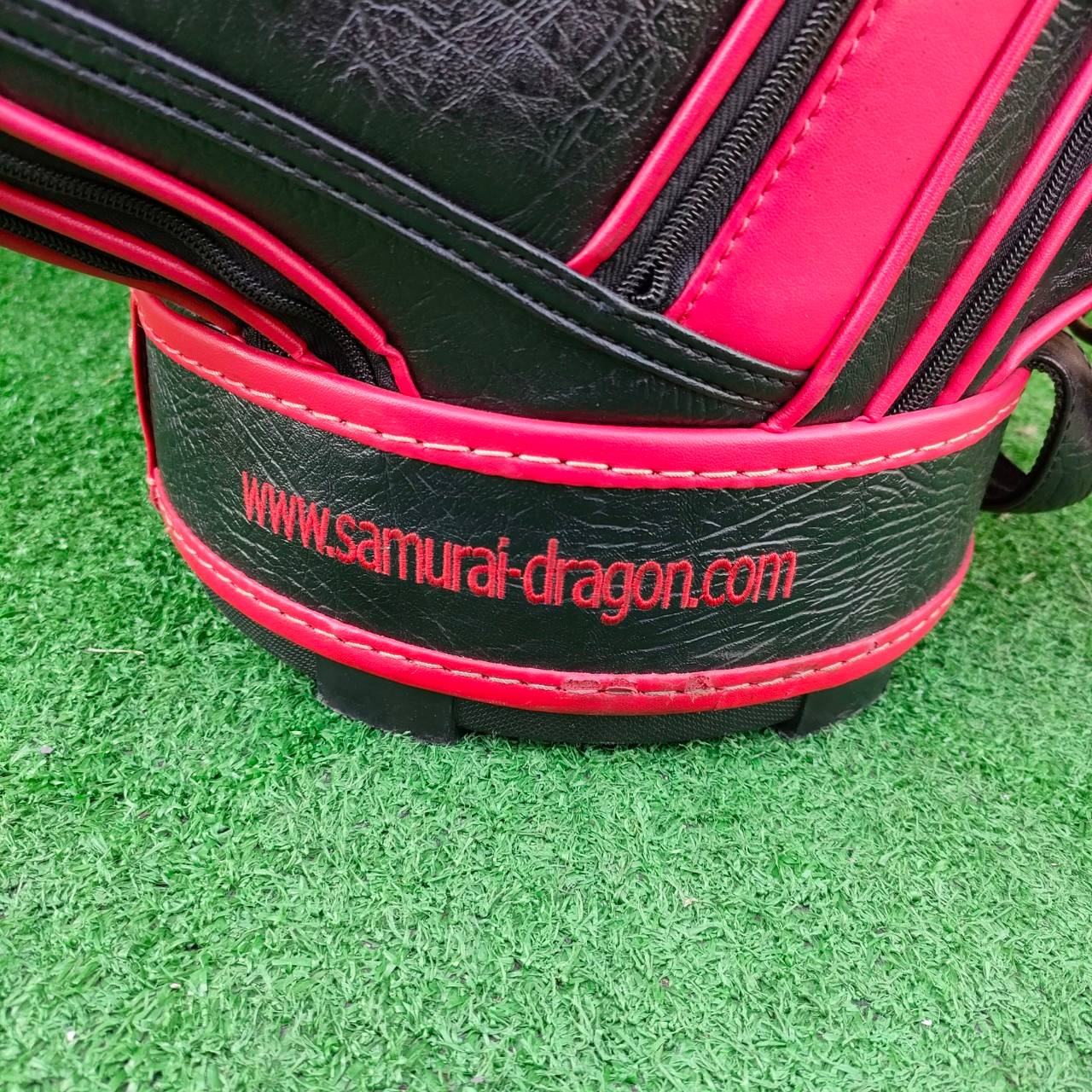 ถุงกอล์ฟ SAMURAI - DRAGON มือสอง **ถุงกอล์ฟ มีตำหนิ หัวชิฟ หลุด ** ตัวซิปใช้ได้ปกติ แค่เปลี่ยนหัวซิป ทุกอย่างสภาพสมบูรณ์ ถุงสวยมาก