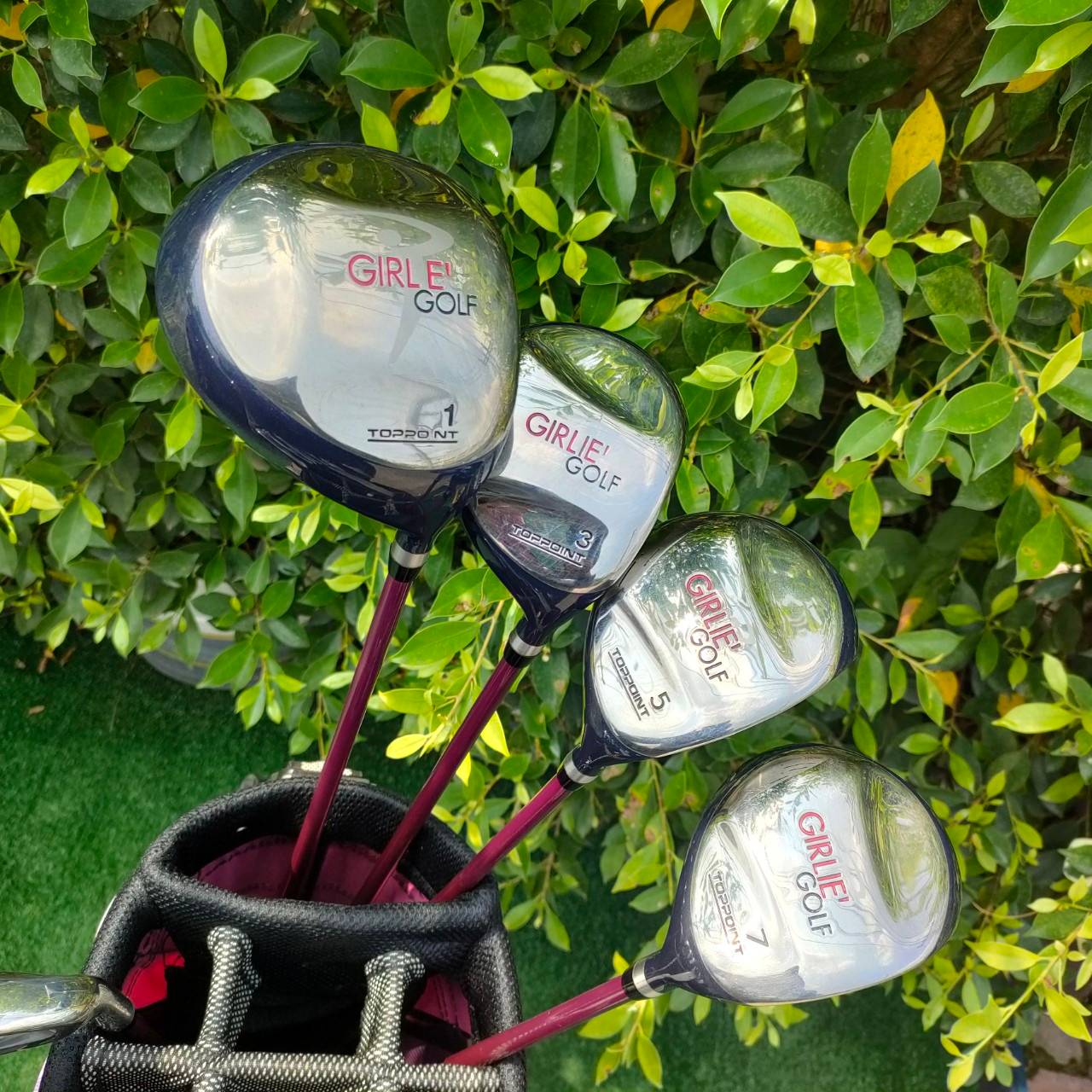 ** ไม้กอล์ฟครบชุดสำหรับผู้หญิง** FULLSET TOPPONT GIRLE GOLF ทั้งชุดประกอบด้วย หัวไม้ 1,3,5,7 ชุดเหล็ก 5-9 เเละ PW SW PUTTER BRIDGESTONE พร้อมถุงกอล์ฟ GILE GOLF ได้ฟัวไม้มากถึง 4 หัว ซึ่งคุณผู้หญิงจำเป็นมาก ชุดเหล็ก CAVITY ลึกตีง่ายมากๆ ถุงกอล์ฟสีสันสวยงาม