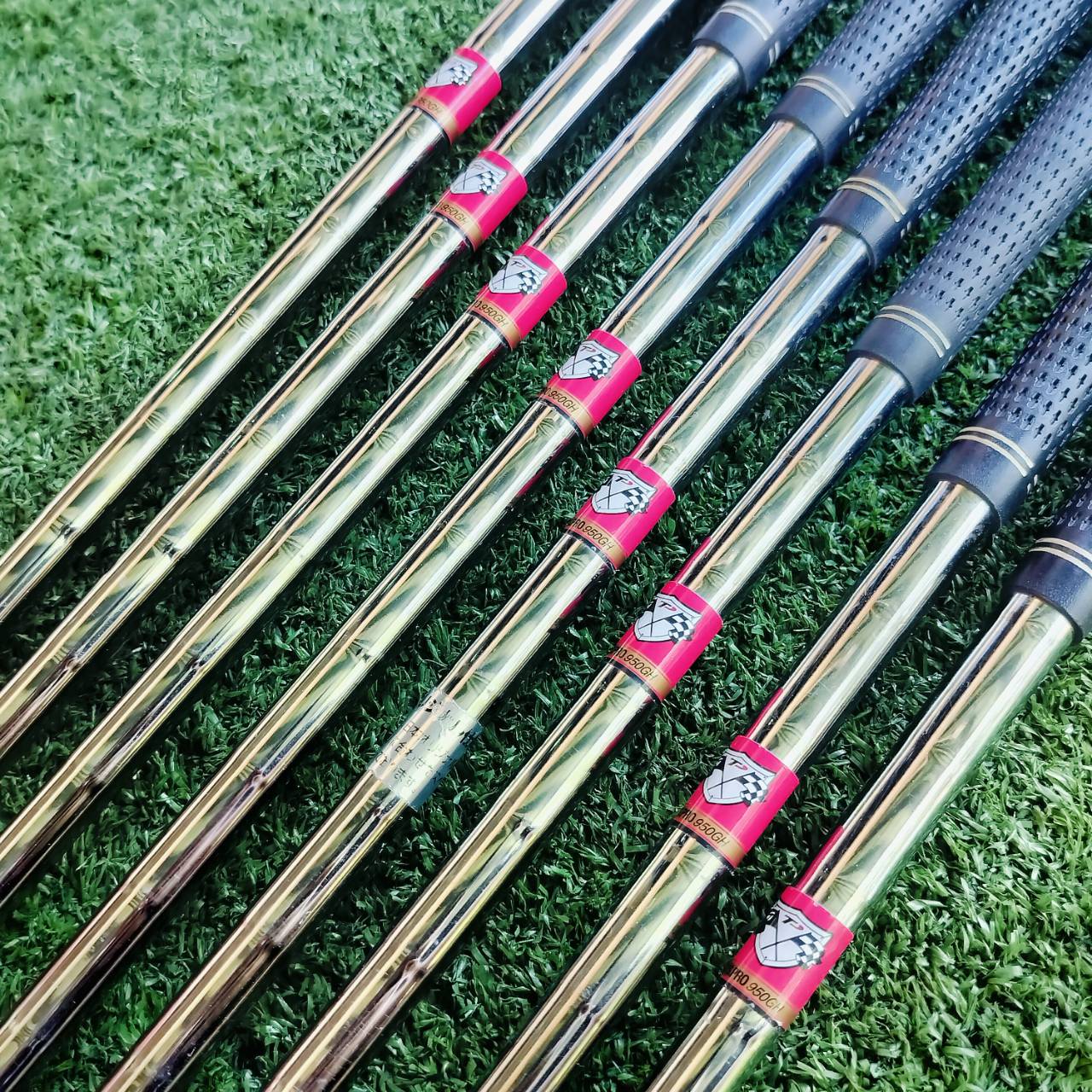 ** ไม้กอล์ฟมือซ้าย ** สวยมาก ชุดเหล็ก TAYLORMADE r7 TP มีเหล็ก 3-9 เเละ PW ครบค่ะ ก้าน NS PRO 950 FLEX R สติ๊กเกอร์ TP สวยครบชุดเลยค่ะ ไม้กอล์ฟพรีเมี่ยมมือสอง ของแท้ By NakaraLuxurious