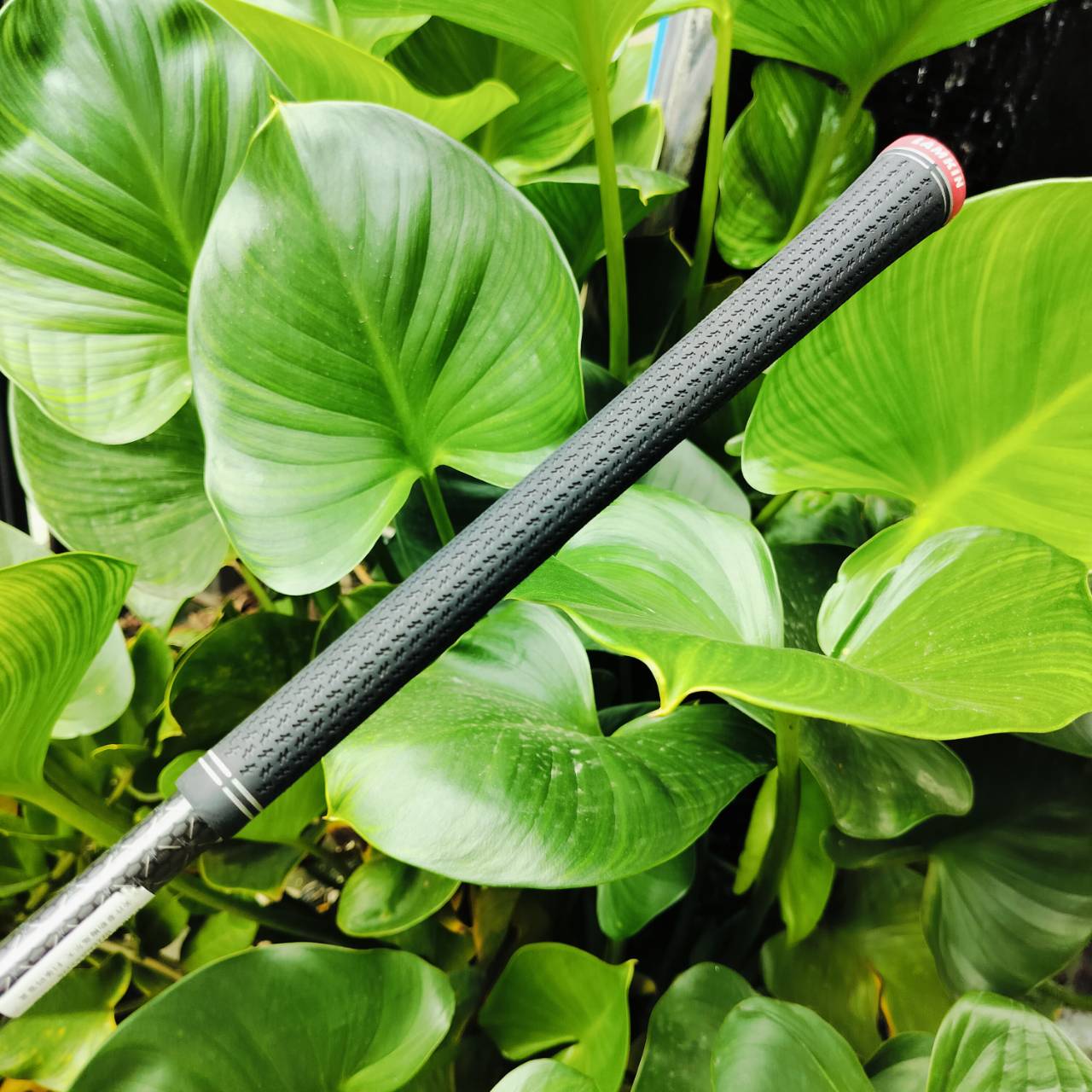 FW5 Taylormade Stealth ก้าน Mitsubishi TENSEI FLEX S . 3D Carbon Crown กระดองแบบ 3 มิติ ที่ทำให้สามารถลดน้ำหนักจากด้านบน และวางน้ำหนักจุดศูนย์ถ่วงให้ต่ำลงได้อีก ทำให้ Stealth Fairway เป็นหัวไม้ที่ตีลอยง่าย ไม้กอล์ฟพรีเมี่ยมมือสอง ของแท้ By NakaraLuxurious