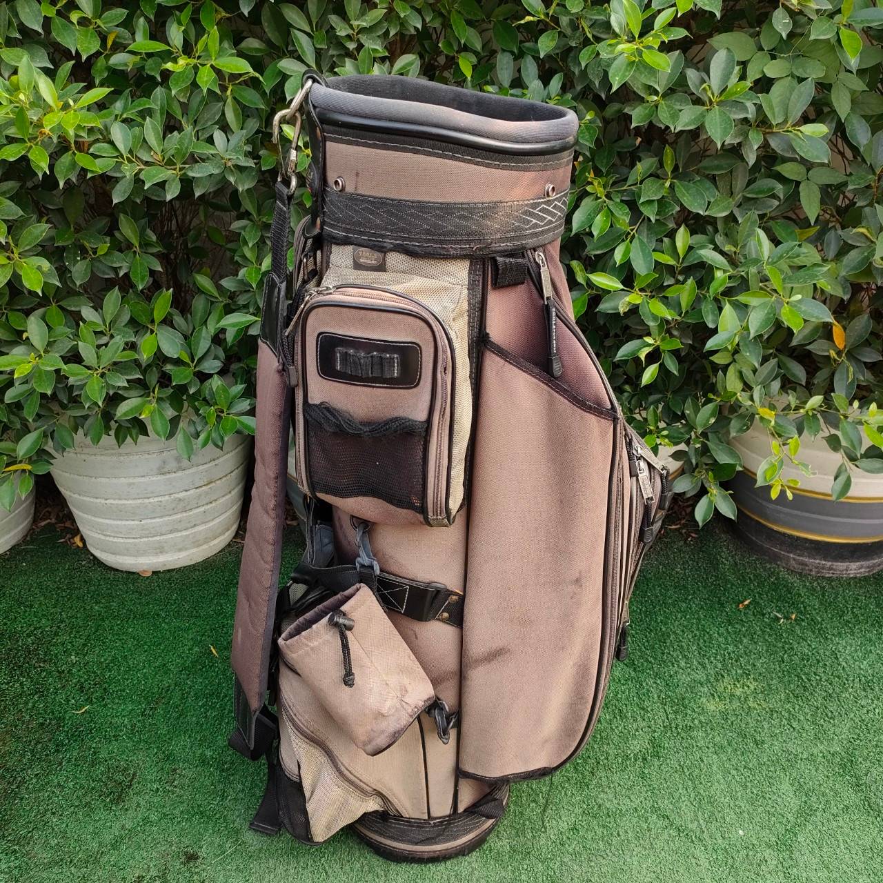 ถุงกอล์ฟ T.O.O.L.S FOR GOLF มือสอง ถุงสีซีดนะครับ ดูโทรม แต่สภาพรวมใช้ได้ทุกจุด