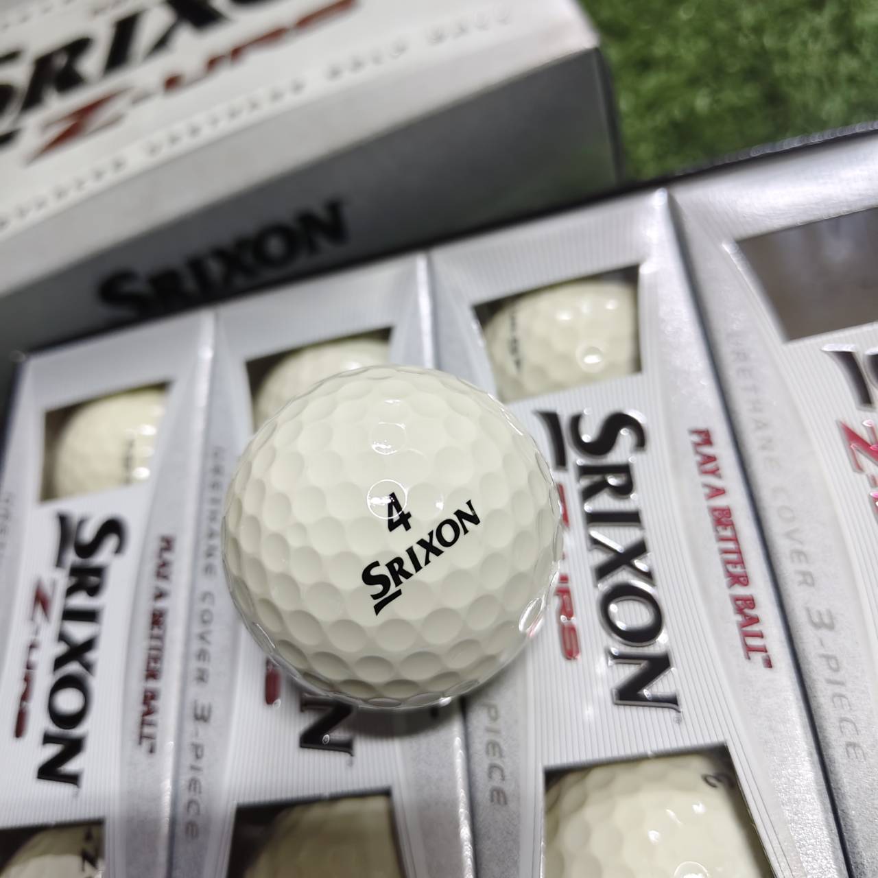ลูกกอล์ฟ Srixon Z-URS เป็นลูกกอล์ฟระดับทัวร์ประสิทธิภาพสูงแบบ 3 ชิ้น (3-piece construction)