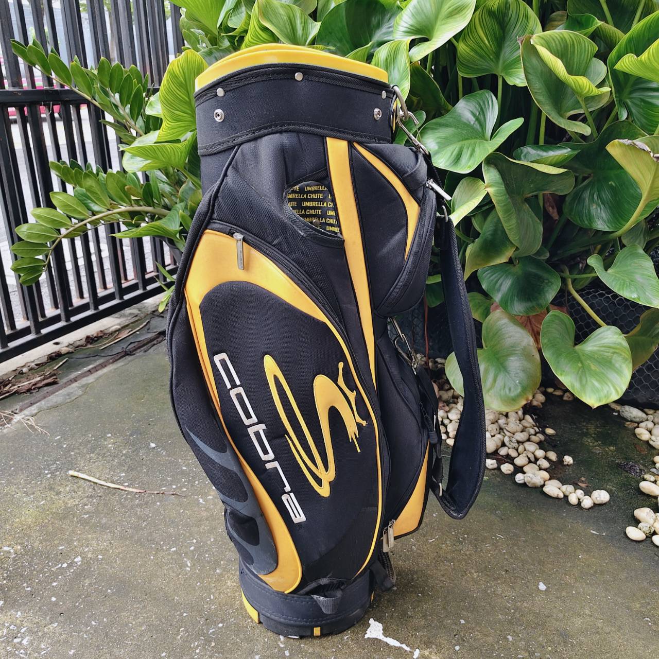 ถุงกอล์ฟ COBRA 14 ช่อง ของแท้ มือสอง สภาพสวยเดิม ออกแบบดีมาก มีช่องใส่ร่มซ่อนไว้