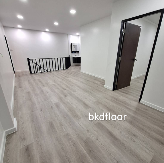 กระเบื้องยาง SPC CLICK LOCK กระเบื้อง ลายไม้คลิกล็อก มีลายธรรมดาClassic และก้างปลาHerringbone หนา4มม. และ5มม. แผ่นปูพื้น พร้อมส่ง ราคาโรงงาน ซื้อจำนวนมากมีราคาพิเศษ