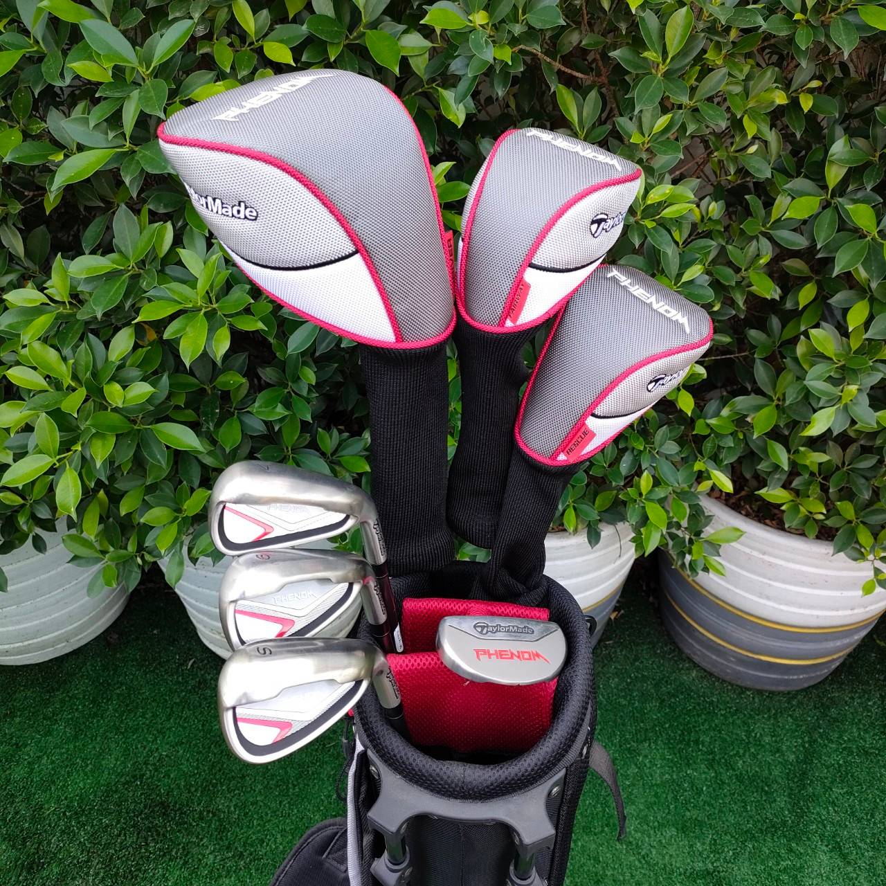 **ไม้กอล์ฟครบชุดสำหรับเด็ก** TAYLORMADE PHENOM พร้อมถุงกอล์ขาตั้ง สภาพสวยนางฟ้าสุดๆ สำหรับน้องที่อายุ 9 - 12 ขวบ