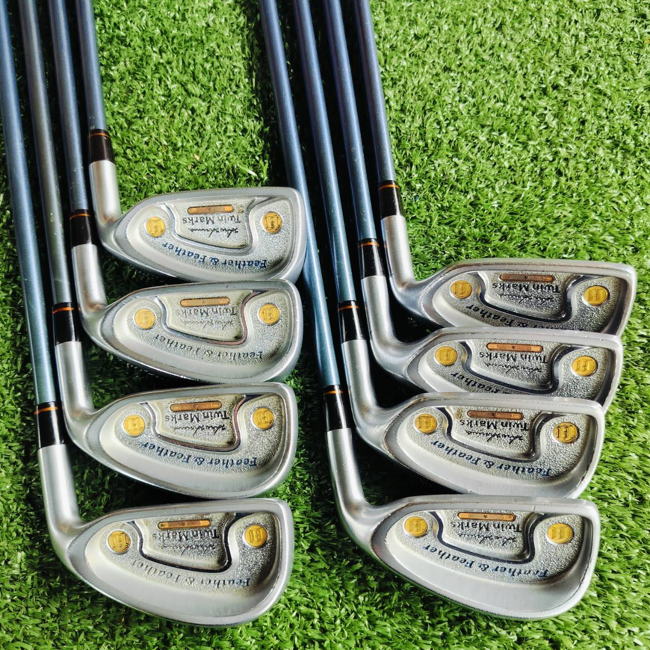 ชุดเหล็ก HONMA Twin Marks Feather & Feather ในตำนาน มีสองเหรียญที่เป็นเอกลักษณ์ เป็นซีรี่พรีเมี่ยมของ HONMA ก้าน DORIC TITANIUM *1 ดาว* ไม้กอล์ฟพรีเมี่ยมญี่ปุ่นมือสอง ของแท้ By NakaraLuxurious