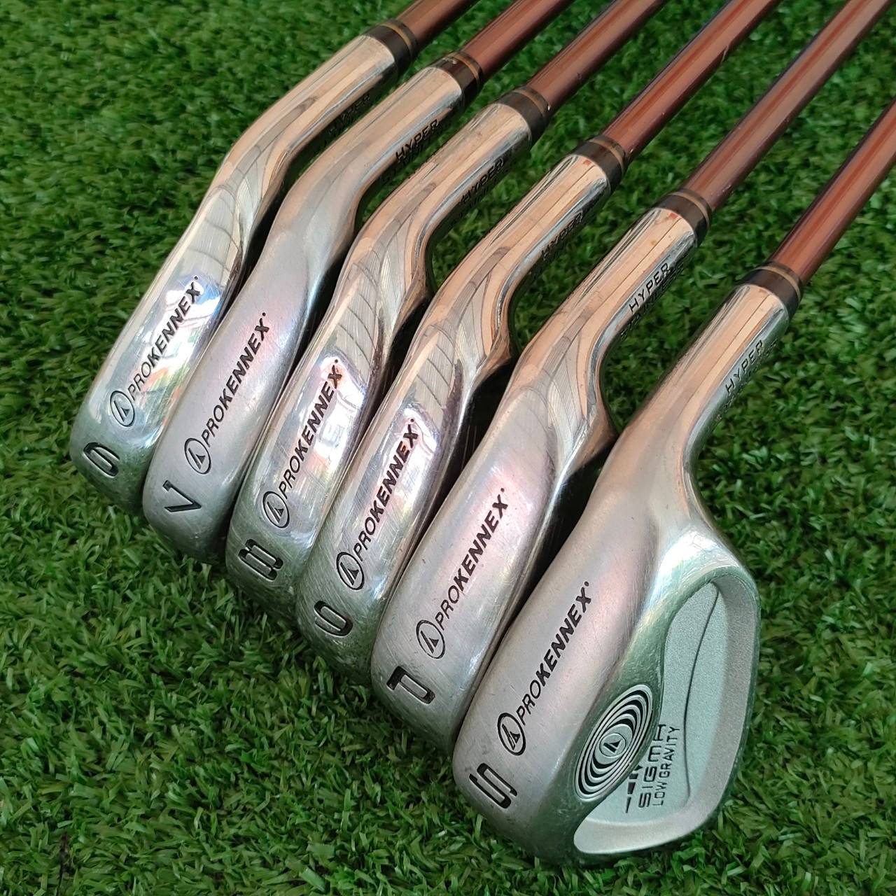 ** ไม้กอล์ฟสำหรับผู้หญิง ** ชุดเหล็ก PROKENNEX SIGMA LOW GRAVITY มีเหล็ก 6-9 เเละ PW SW ก้าน SIGMA FLEX L เป็นชุดที่ตีง่ายมากๆ มีออฟเซ็ทที่พอดิบพอดี และ CAVITY ที่ลงตัวครับ MADE IN JAPAN