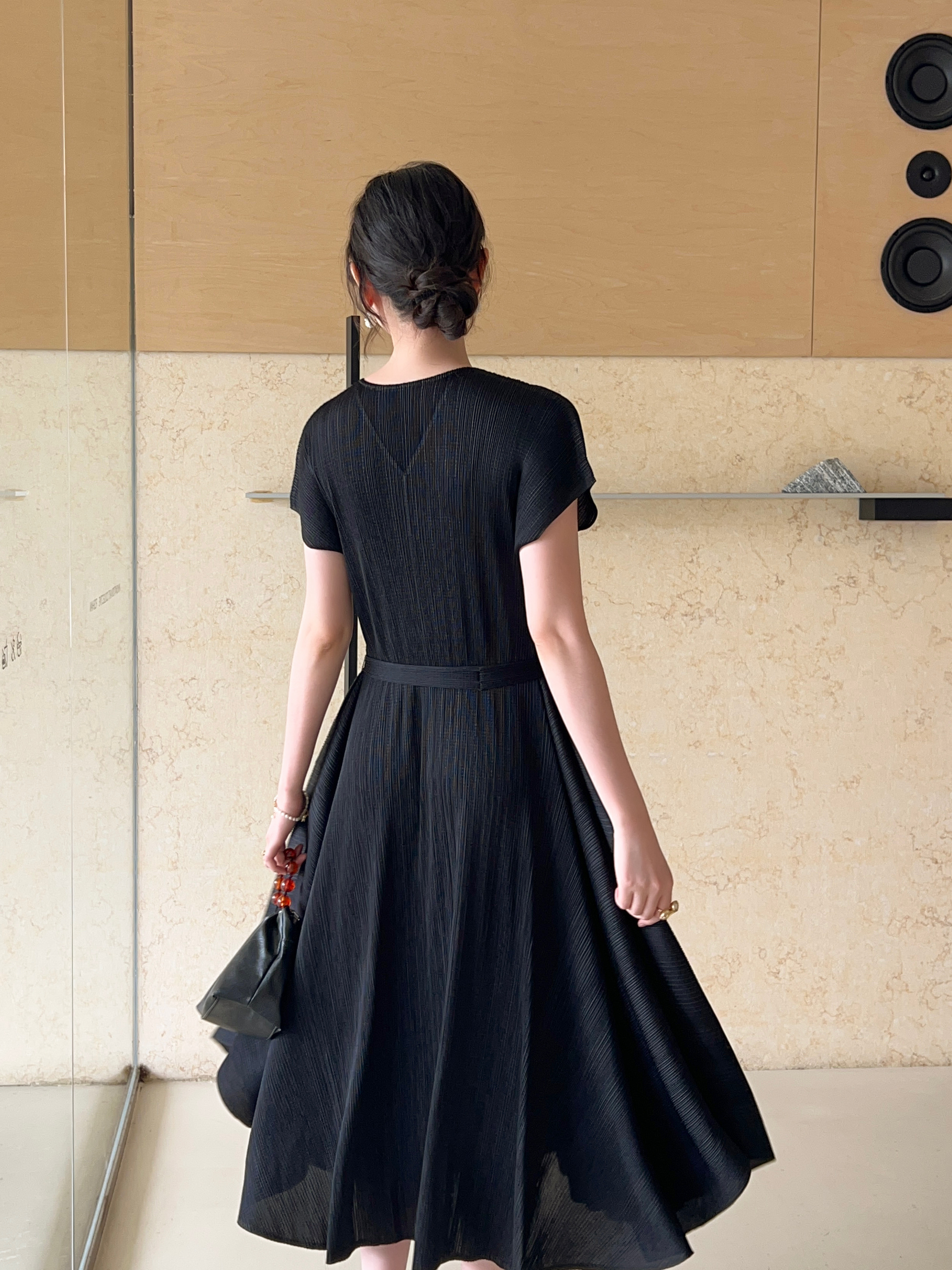 2MUAY รุ่น GJO10243 เดรสอัดพลีท V NECK VOLUME PLEATED DRESS 3 สี FREE SIZE