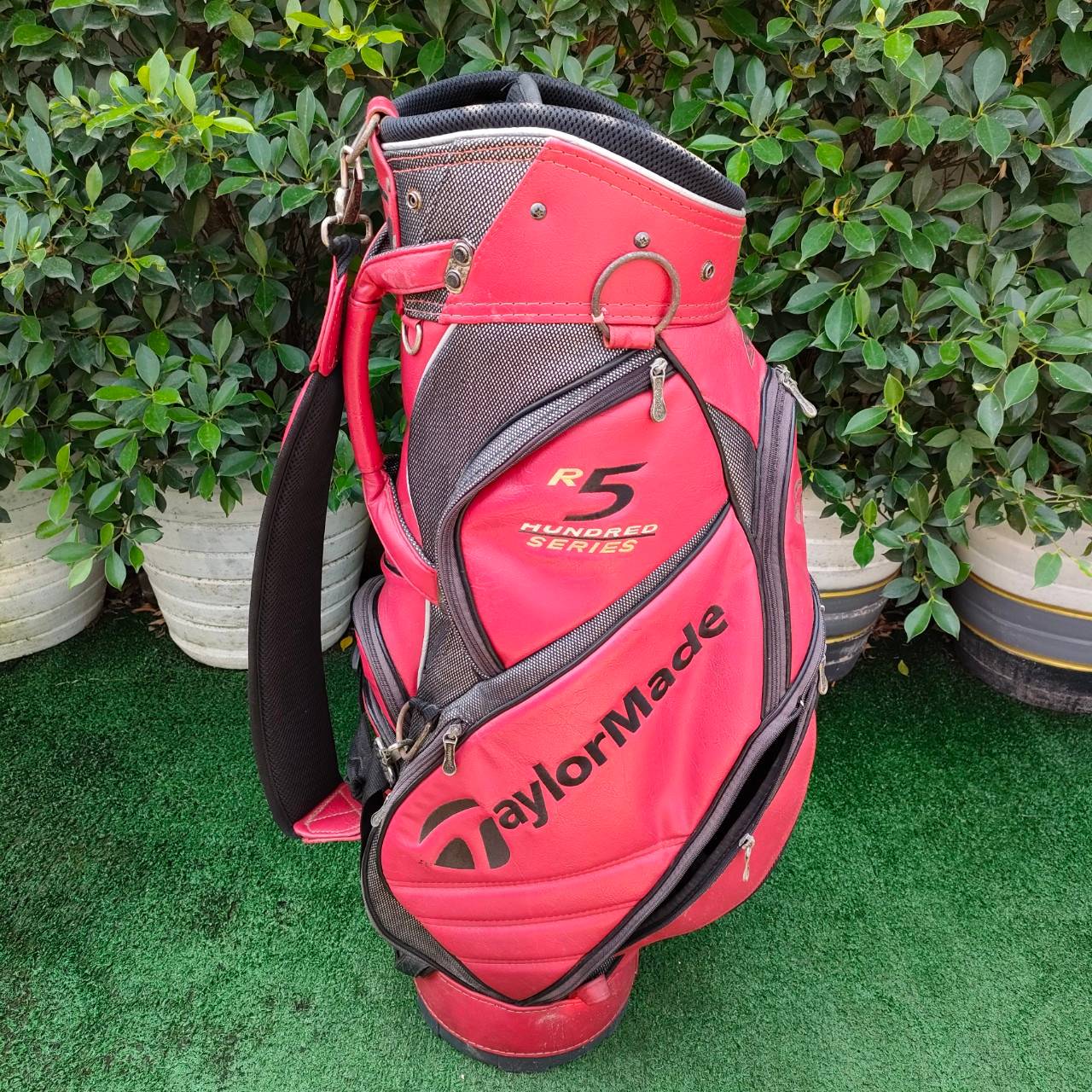 ถุงกอล์ฟ TAYLORMADE R5 มือสอง ** ถุงกอล์ฟมีตำหนิ ชิฟเเตก มีรูปให้ชมท้ายสุดค่ะ ** ถุงสวยมาก ถุง TOUR ใบใหญ่ สีแสบสุดๆ