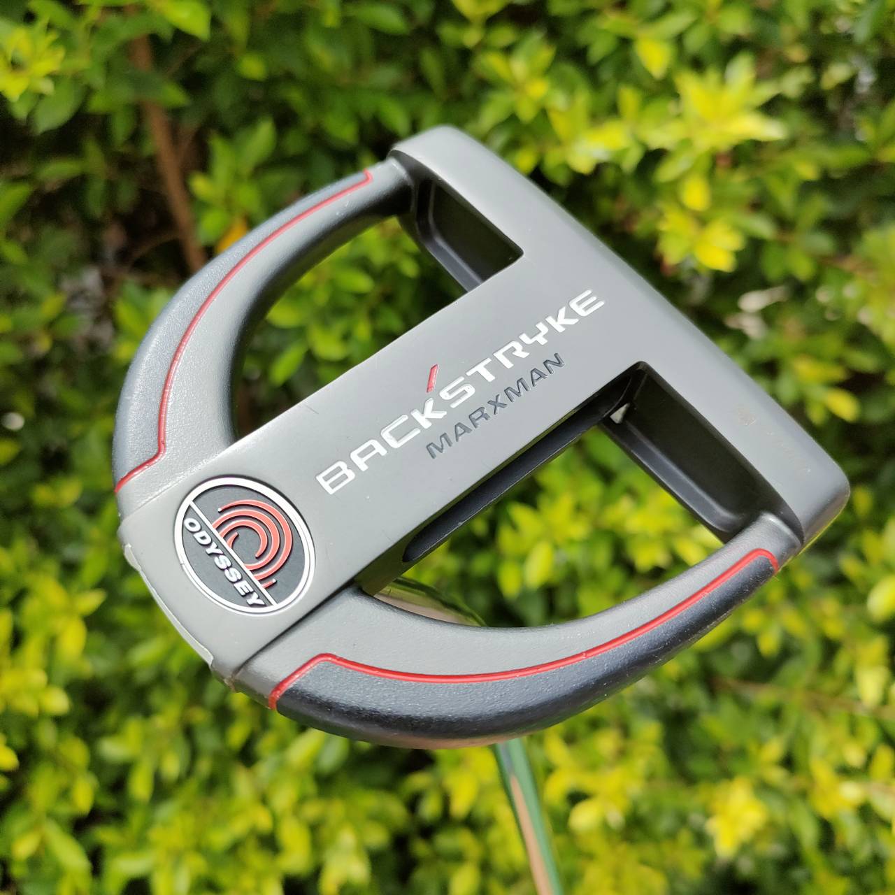 PUTTER ODYSSEY BACKSTRYE MARXMAN ความยาว 35 นิ้ว ก้าน ODYSSEY เดิมทุกอย่าง ** กริฟเสียเก่าเก็บ ** สภาพหัวสวยมาก เดิมๆ เป็นก้านที่เจาะข้างหลัง จะได้ฟีลลิ่งพิเศษ ไม้กอล์ฟมือสอง ของแท้ BY NakaraLuxurious