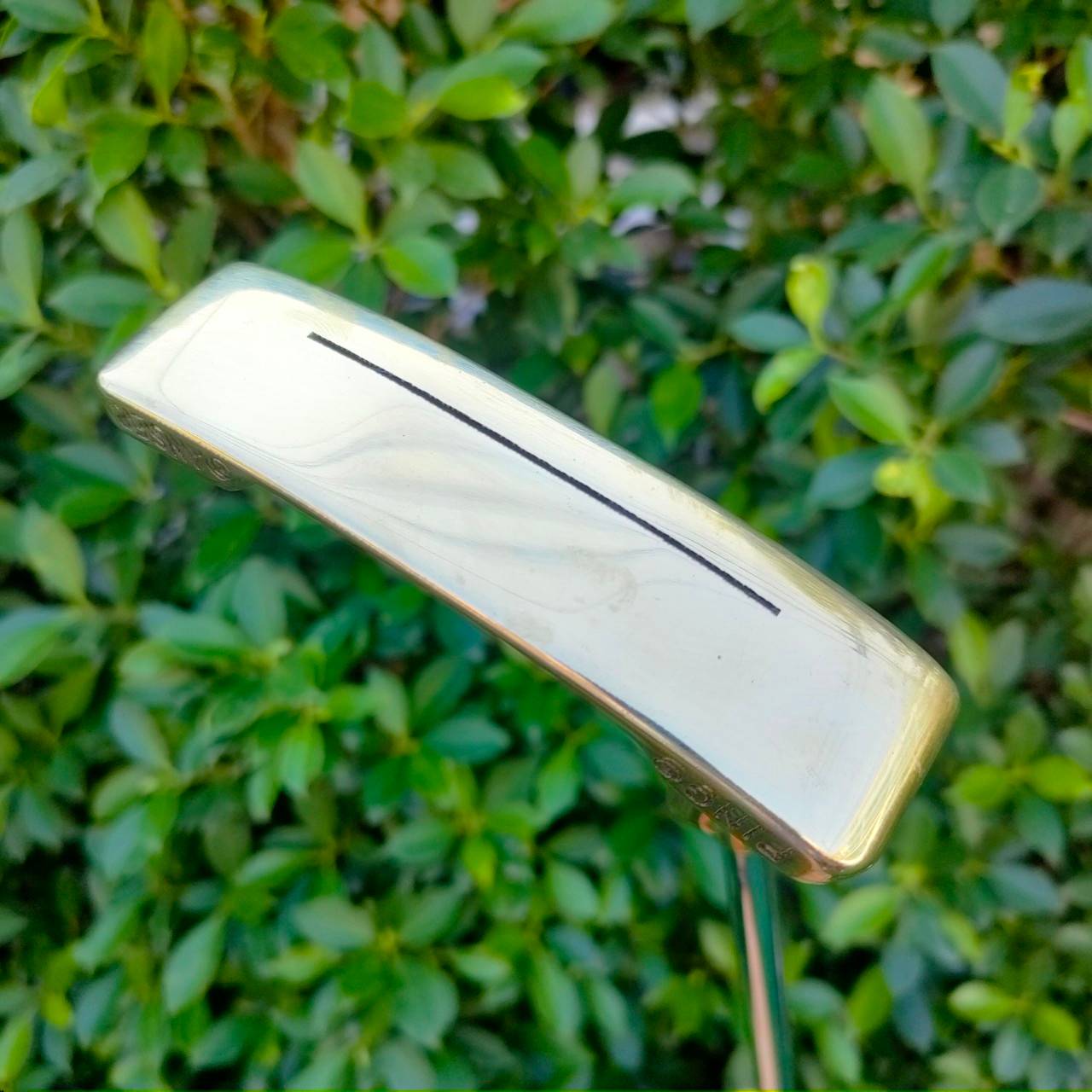 PUTTER PING KARSTEN ANSER ความยาว 34 นิ้ว ทองเหลืองบริสุทธิ์ เต็มคาราเบล ด้วยรูปทรง และการบล๊านซ์น้ำหนัก และฟีลลิ่ง + เสียงการพัตต์ที่สุดยอดหาไม่ได้ บริเวณด้านหน้ามีร่องยาว เพื่อการพัตต์ ที่ได้ฟีลยิ่งขึ่น สุดครับ ไม่จัดไม่ได้!!!