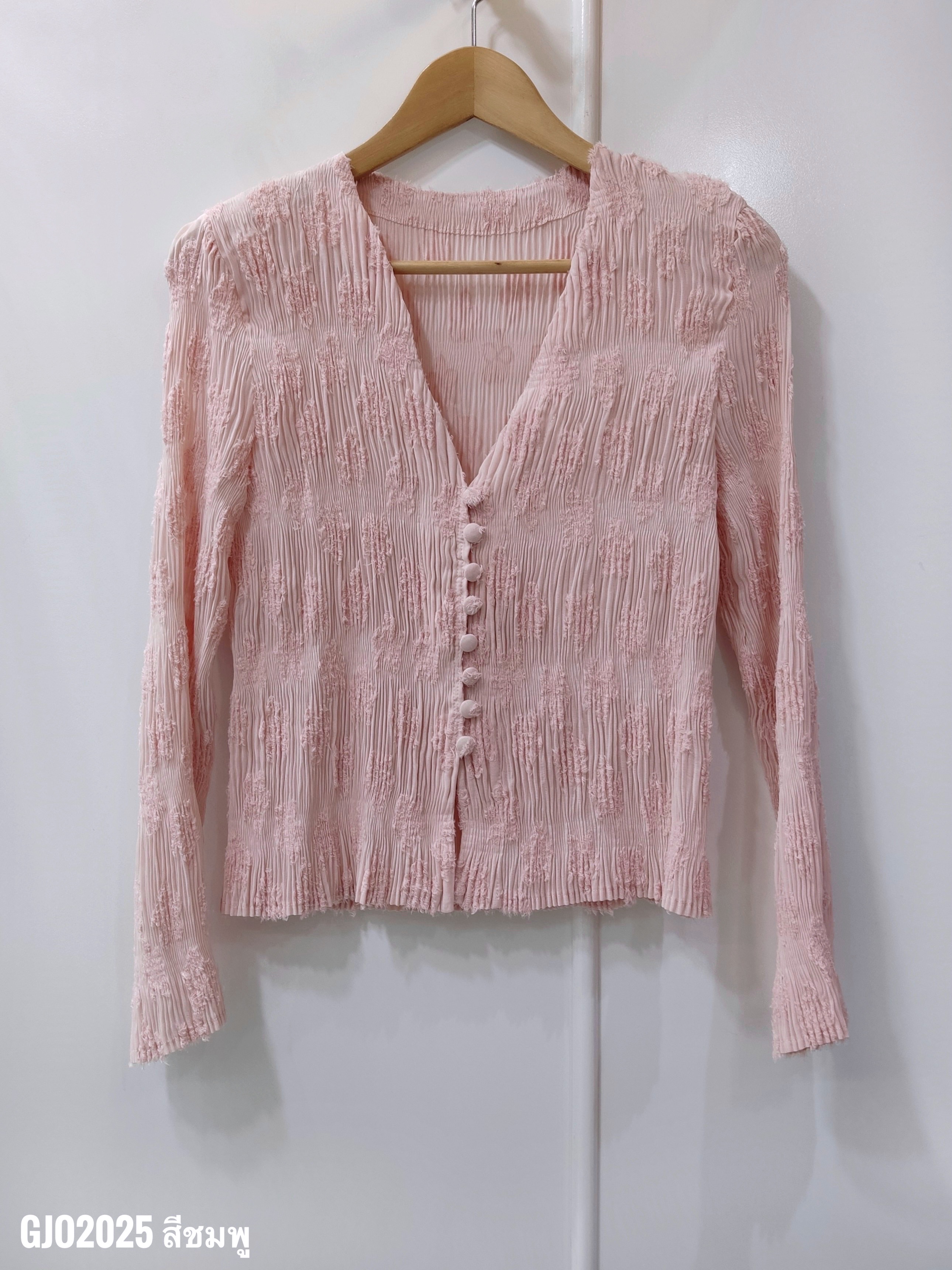 ปรับราคาลง20%!! 2MUAY รุ่น GJO2025 เสื้ออัดพลีทคุณภาพ V NECK BUTTON FRONT CRINKLE PLEATED TOP 6 สี FREE SIZE